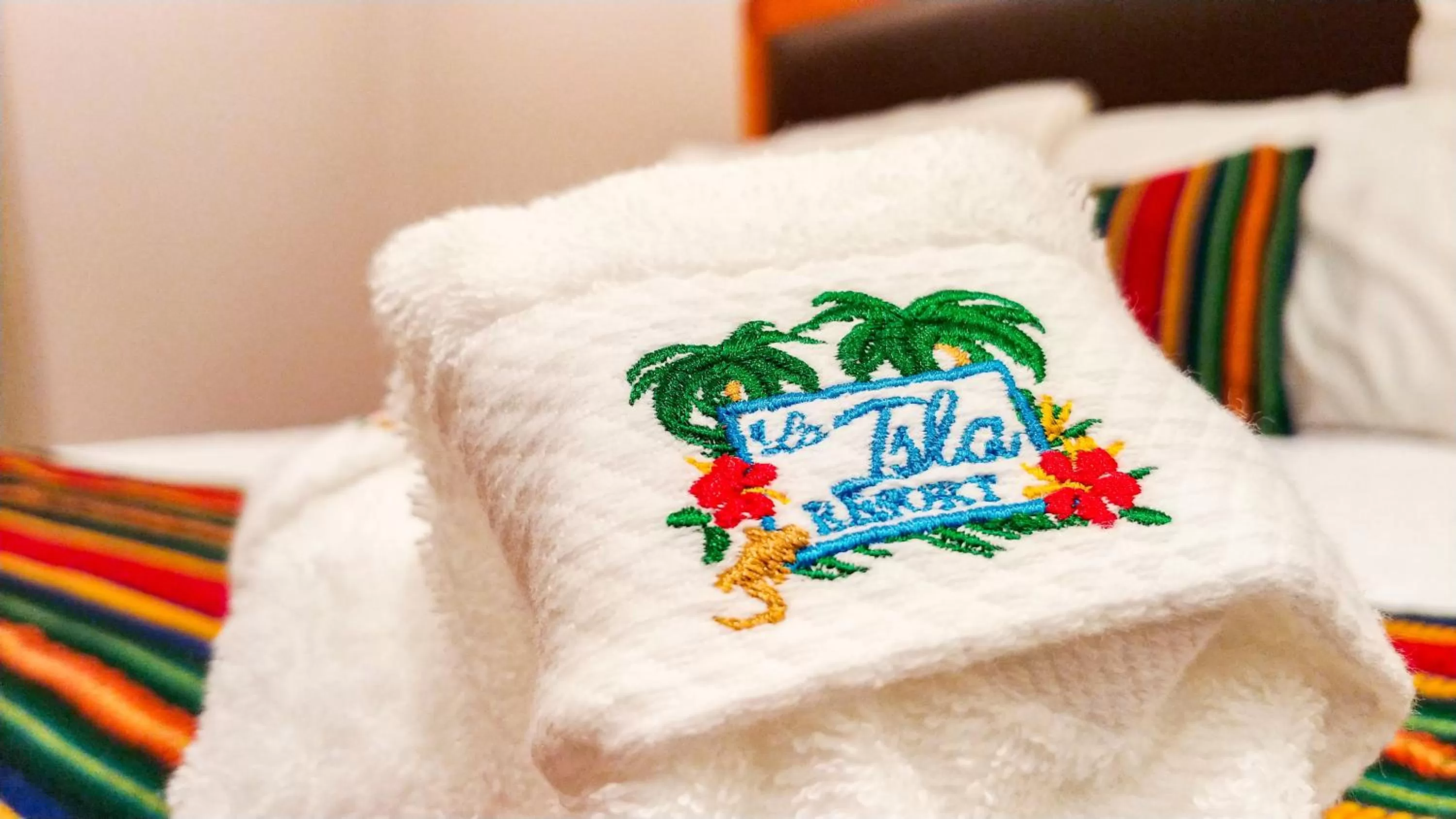 Bathroom, Bed in La Isla Resort