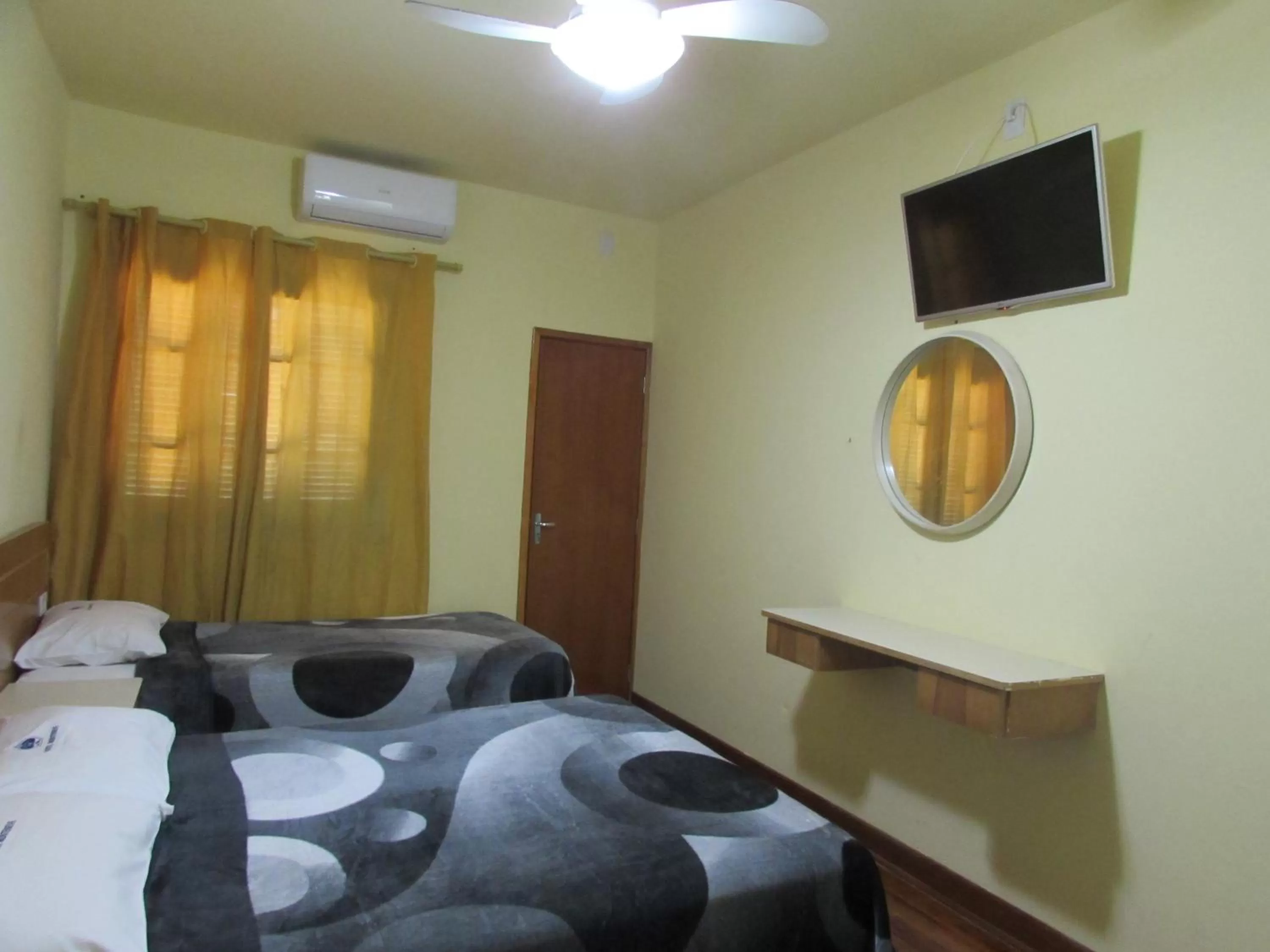 Bed in Hotel Monteneve a 2 minutos do Bom Retiro, a 8 minutos da 25 de Março a 100 metros da estação de trem para Aeroporto Internacional de Guarulhos