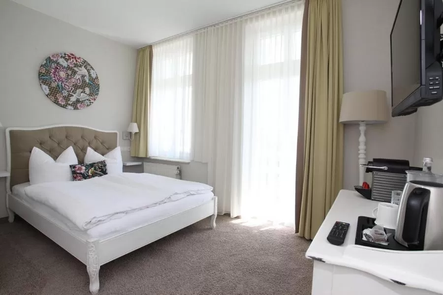 Property building, Bed in Hotel Villa Waldfrieden