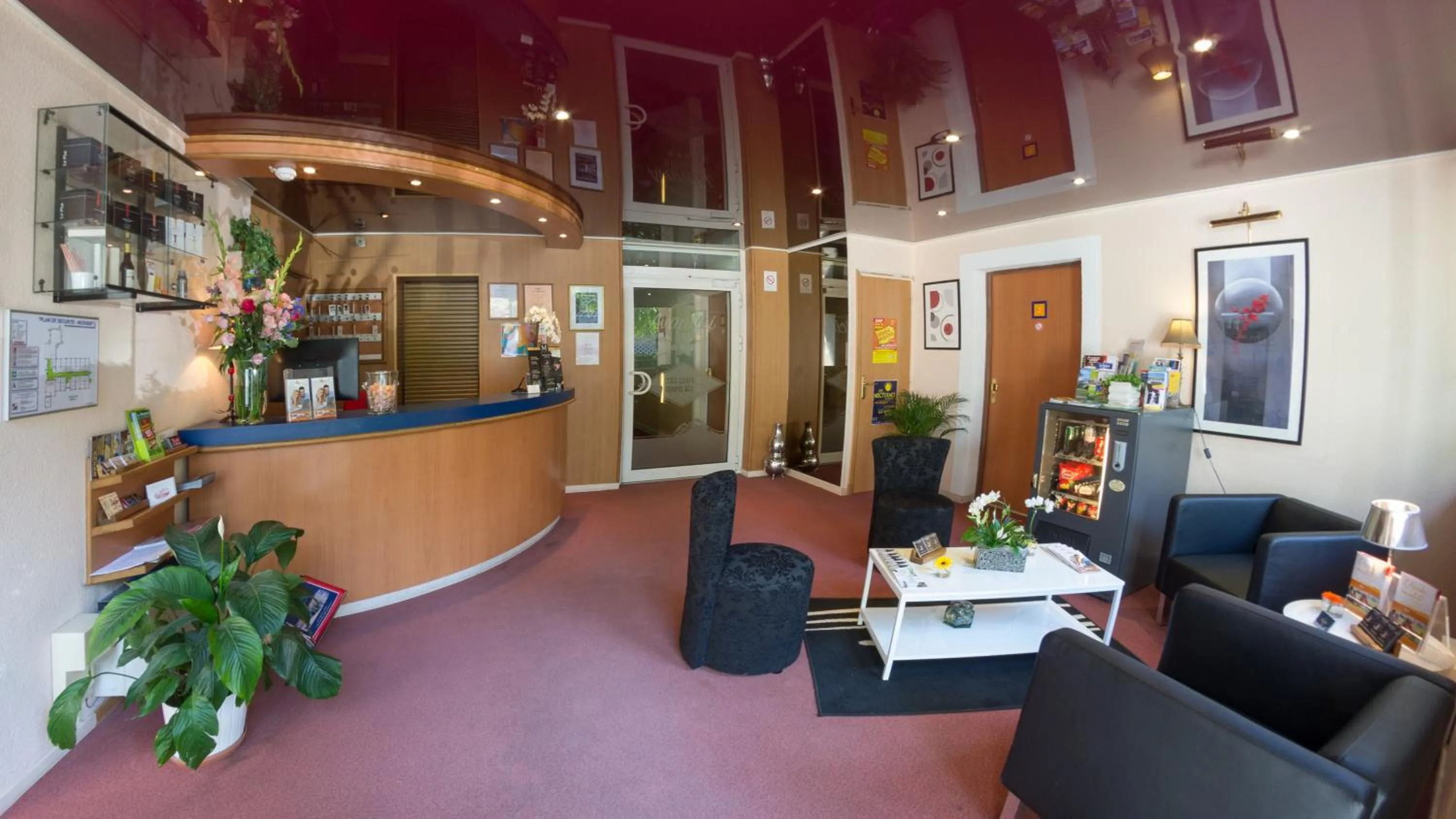 Lobby or reception in Cit'Hotel Avantici Gap