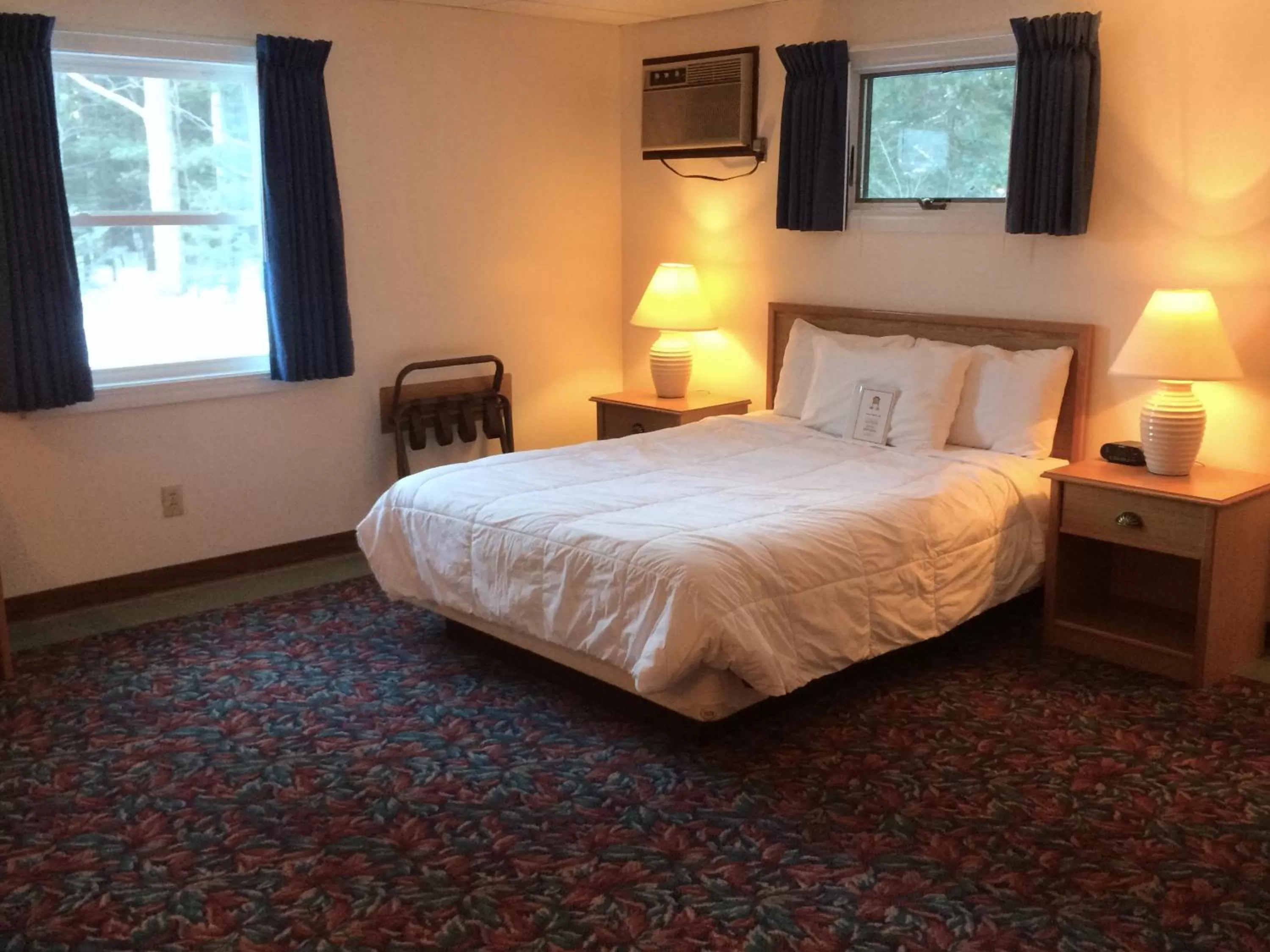 Bed in Cedar Motor Inn