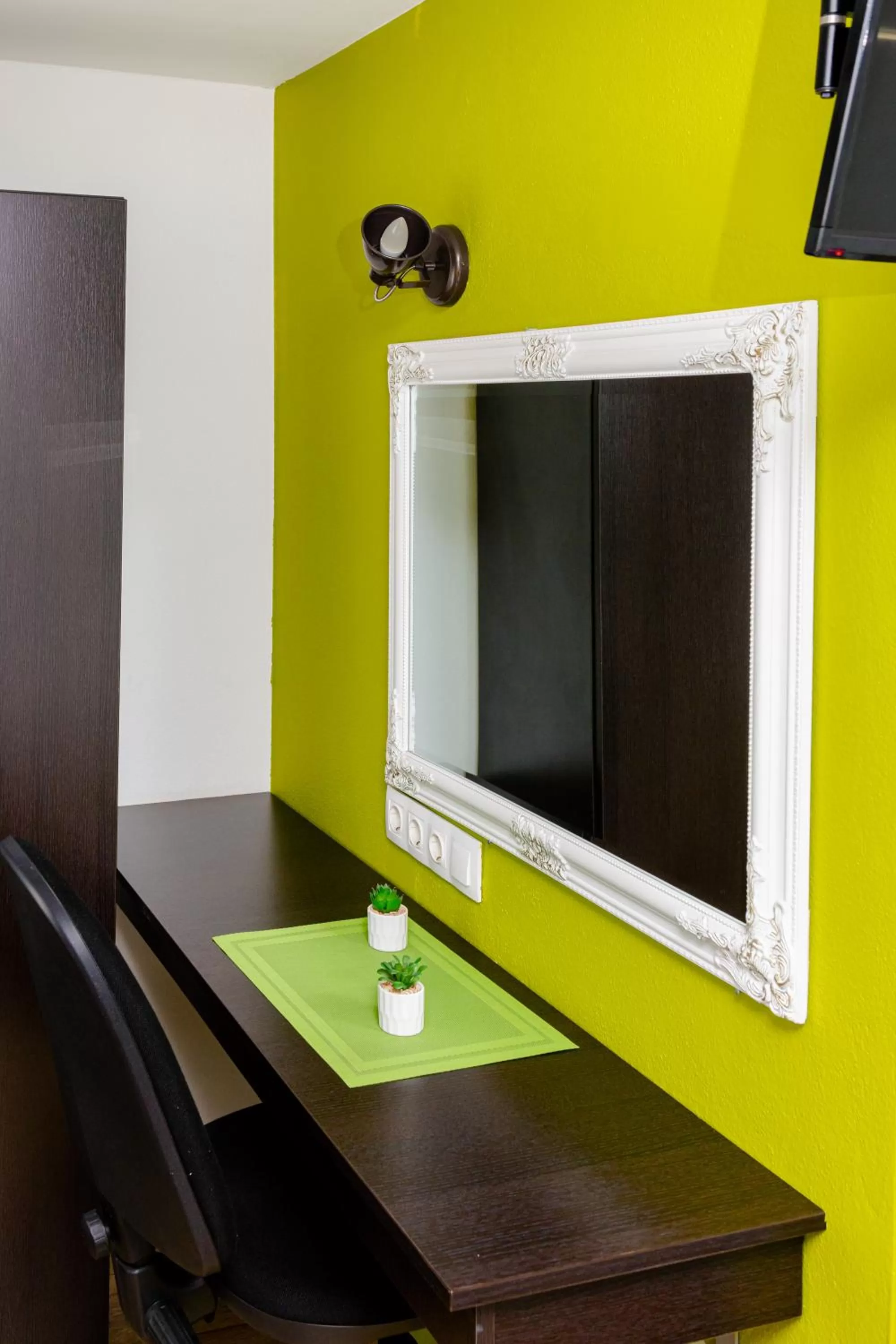 Bedroom, TV/Entertainment Center in Pensiunea Pictorilor