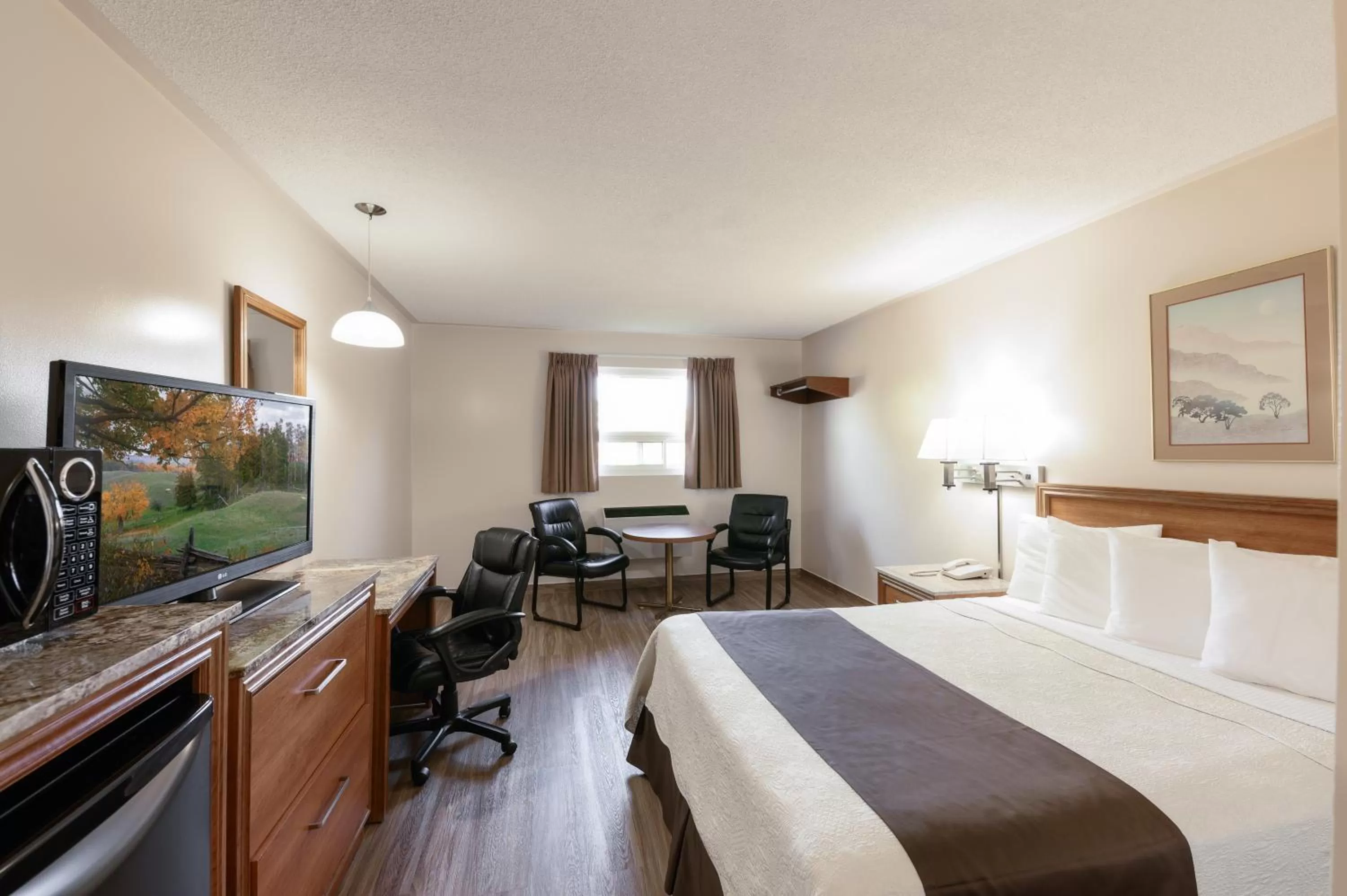 Photo of the whole room, Bed in Newmarket Inn