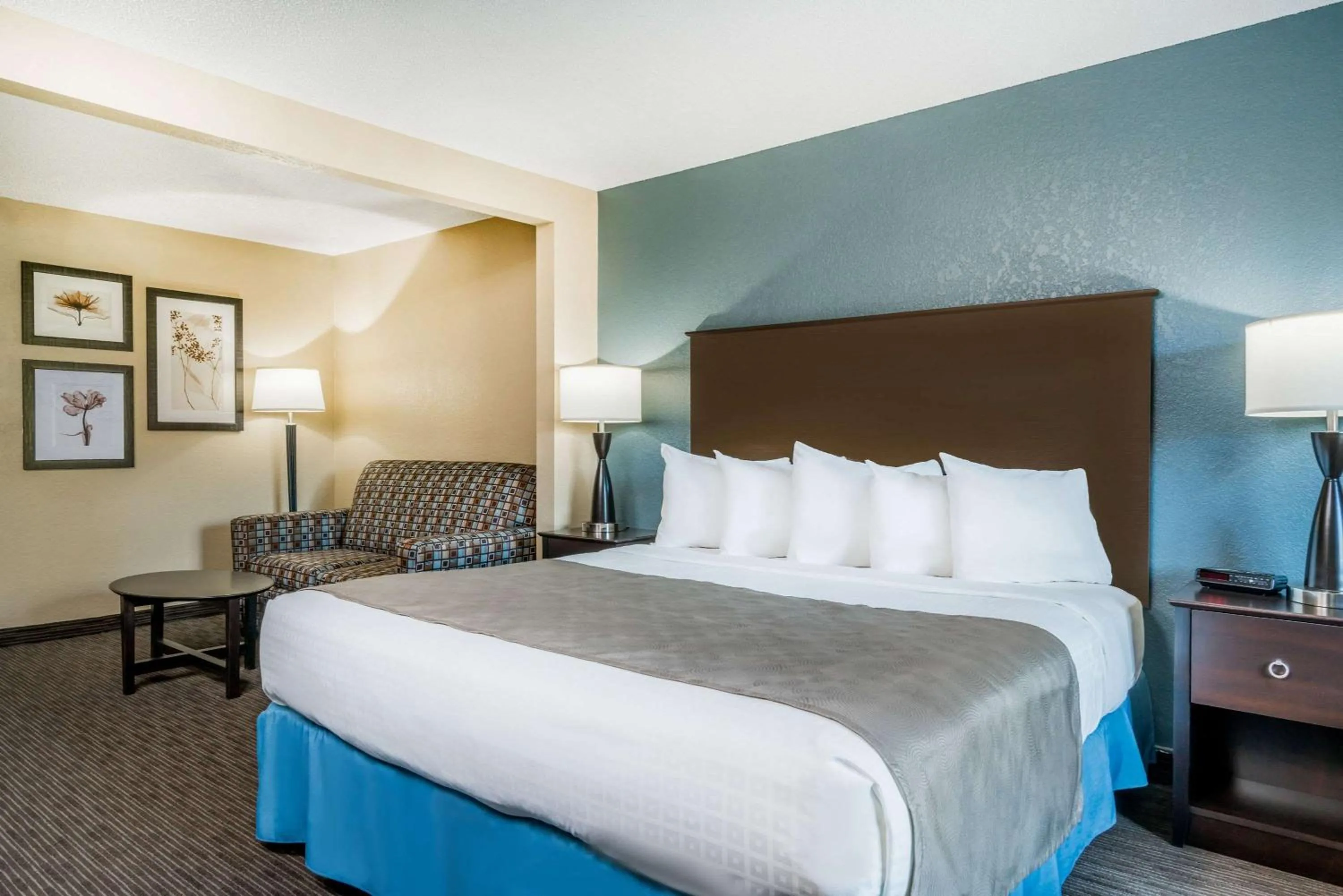 Photo of the whole room, Bed in Baymont by Wyndham Owatonna