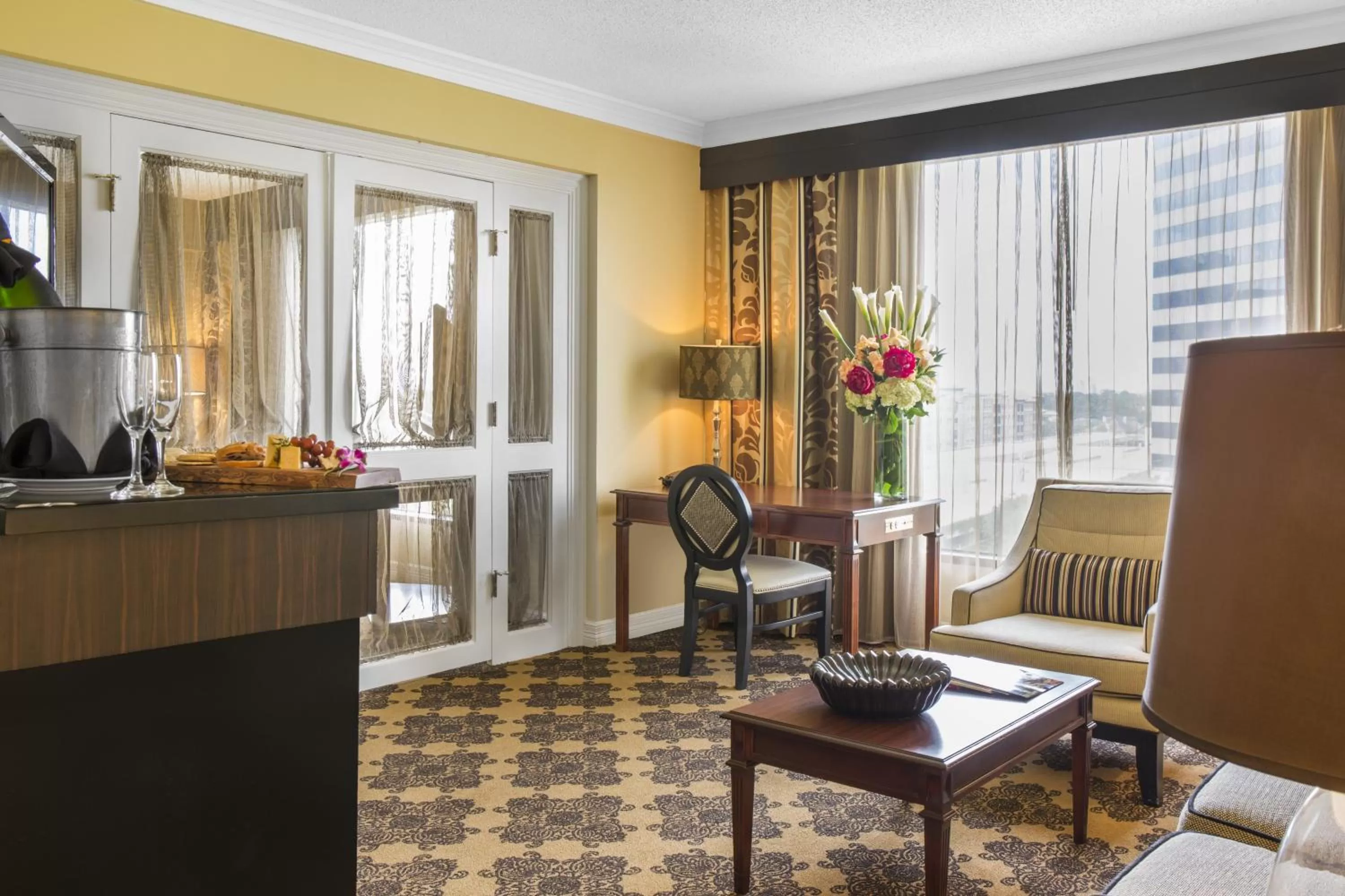 Living room in Omni Houston Hotel
