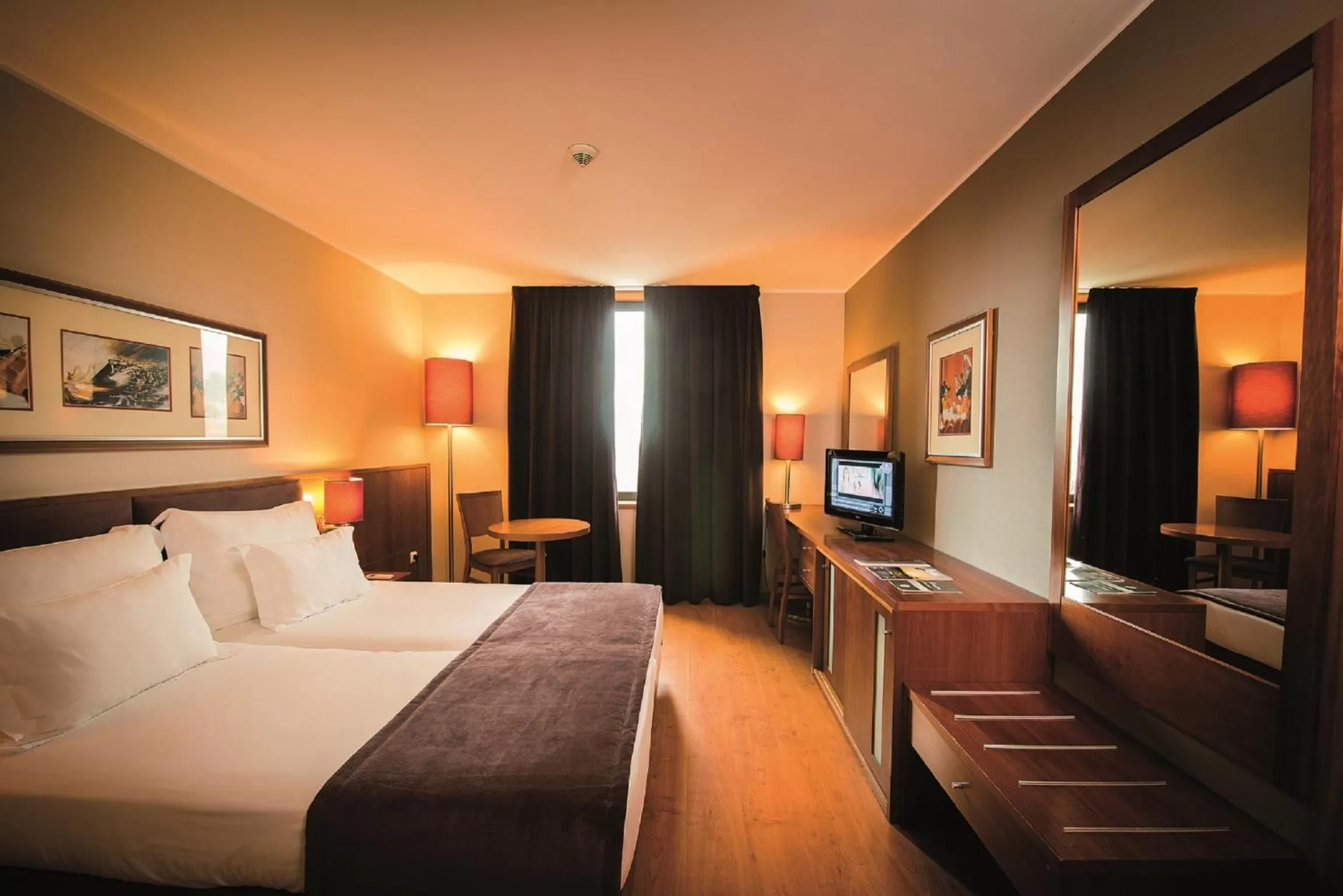 Photo of the whole room, Bed in Vila Gale Opera