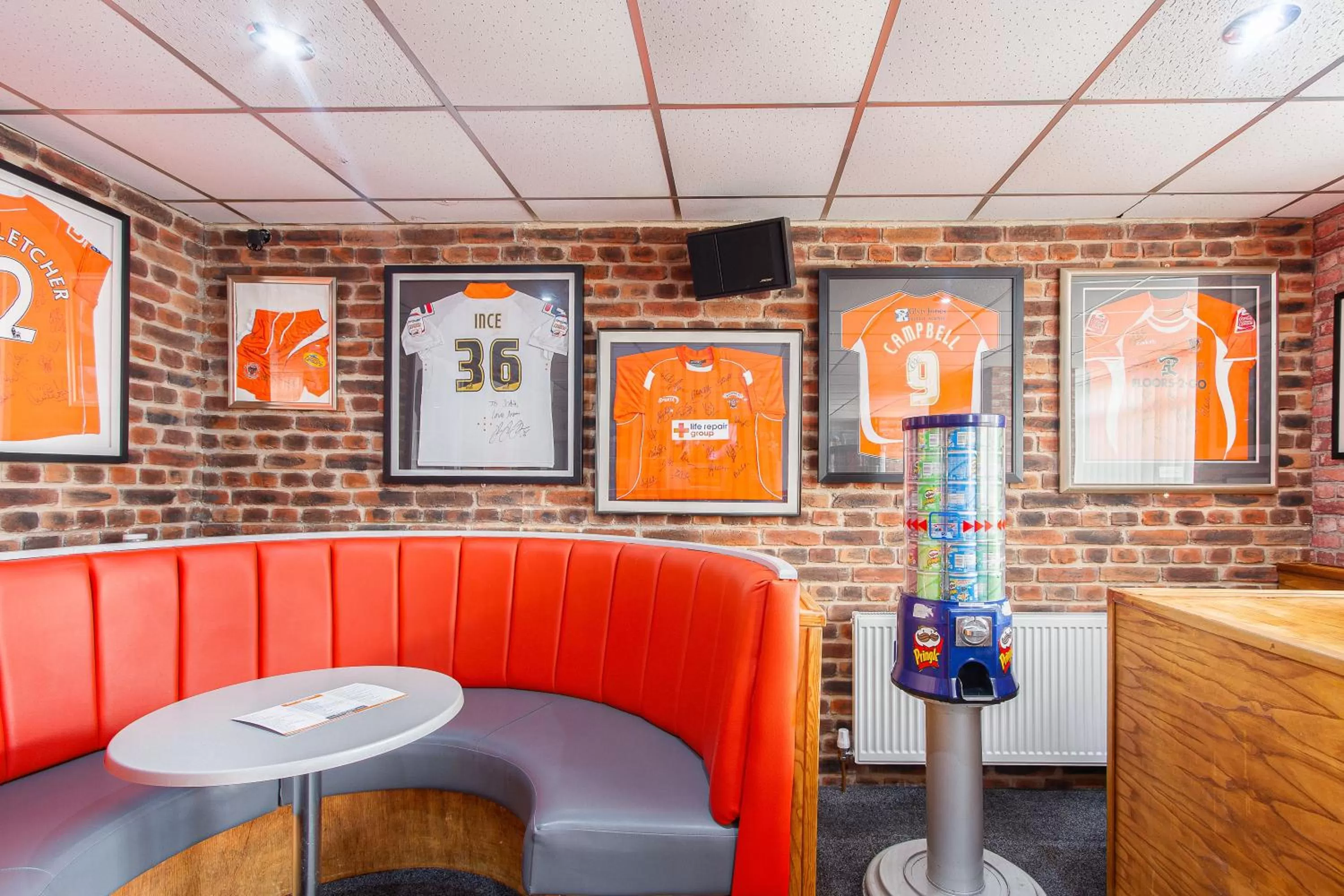 Lounge or bar in The Sandringham Court Hotel & Sports Bar-Groups Welcome here-High Speed Wi-Fi