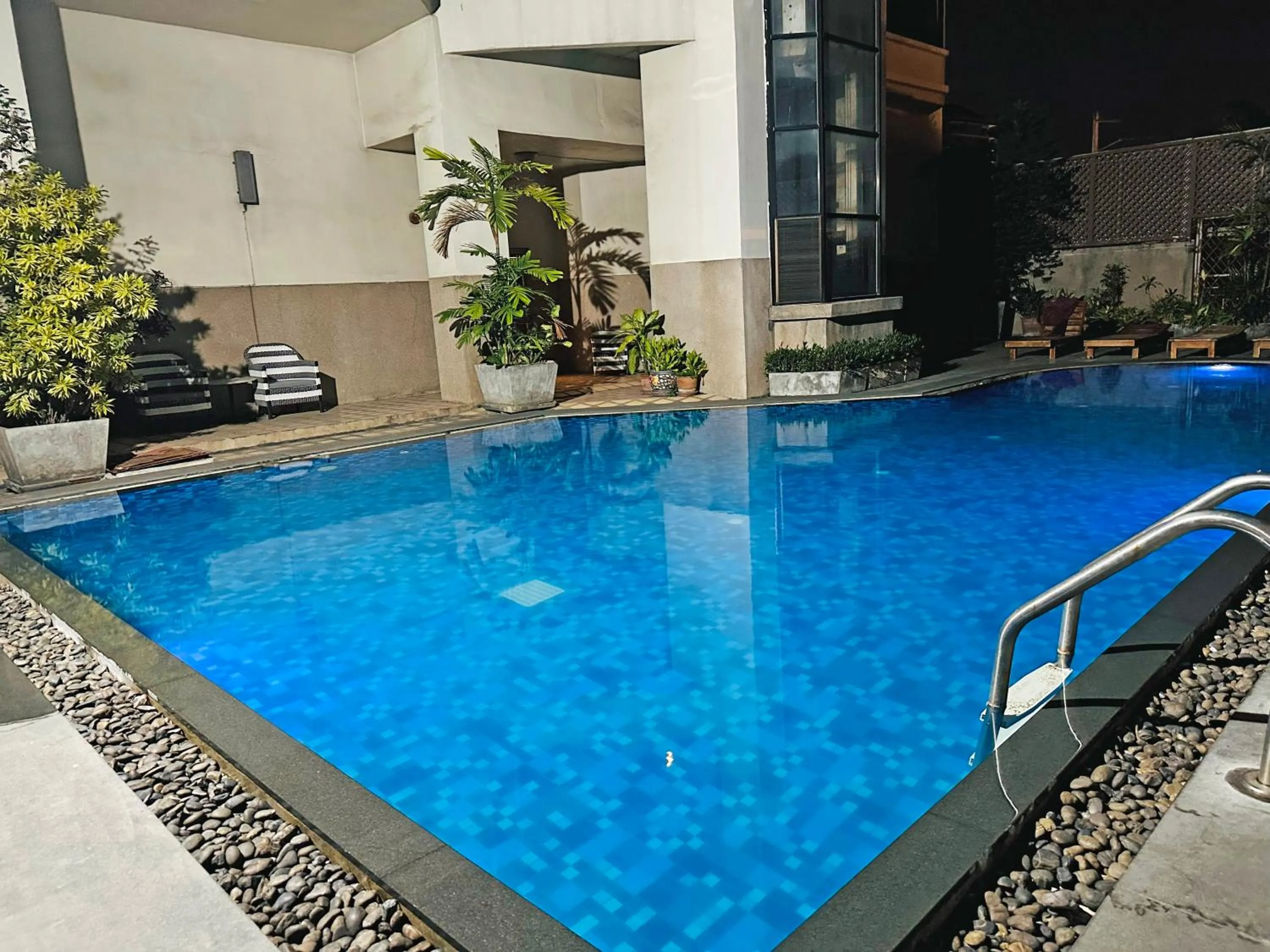 Swimming pool in Lanna Palace 2004