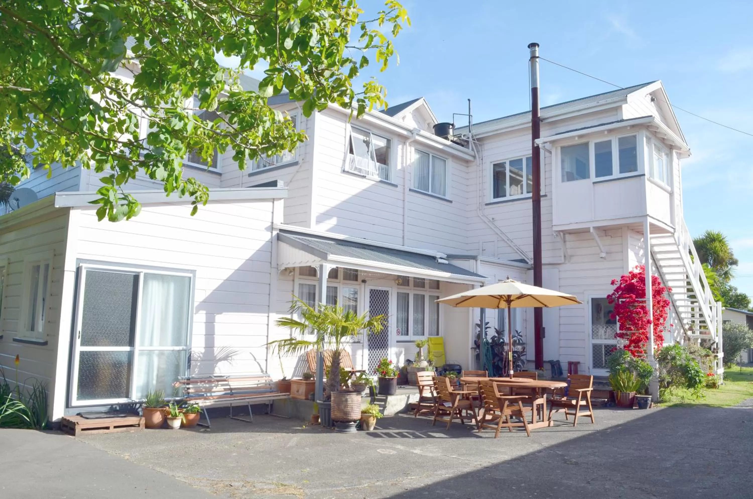 Patio, Property Building in Braemar House B&B and YHA Hostel