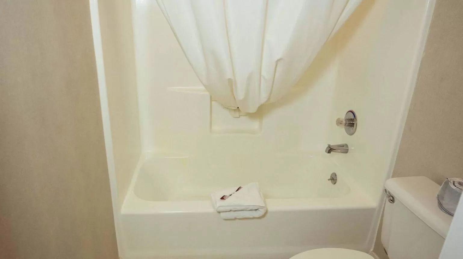 Queen Room in Branson King Resort