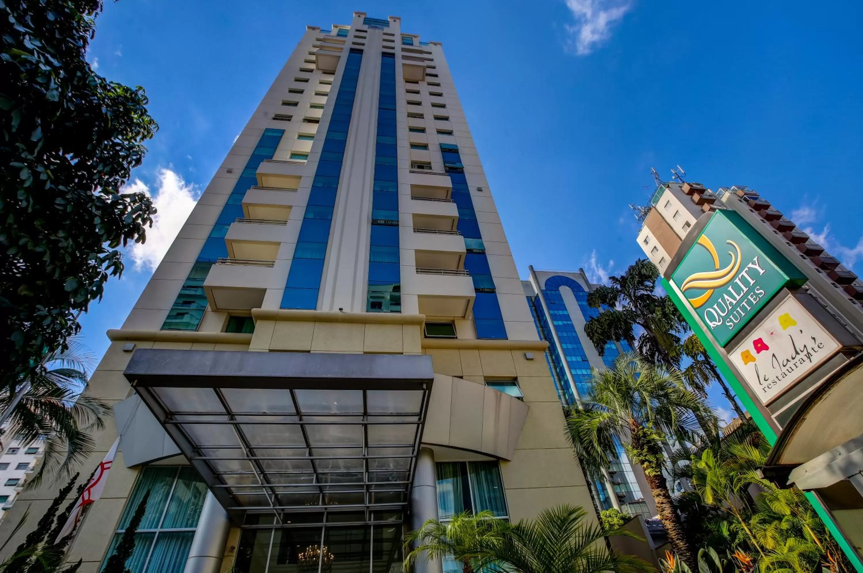 Property building in Quality Suítes Oscar Freire