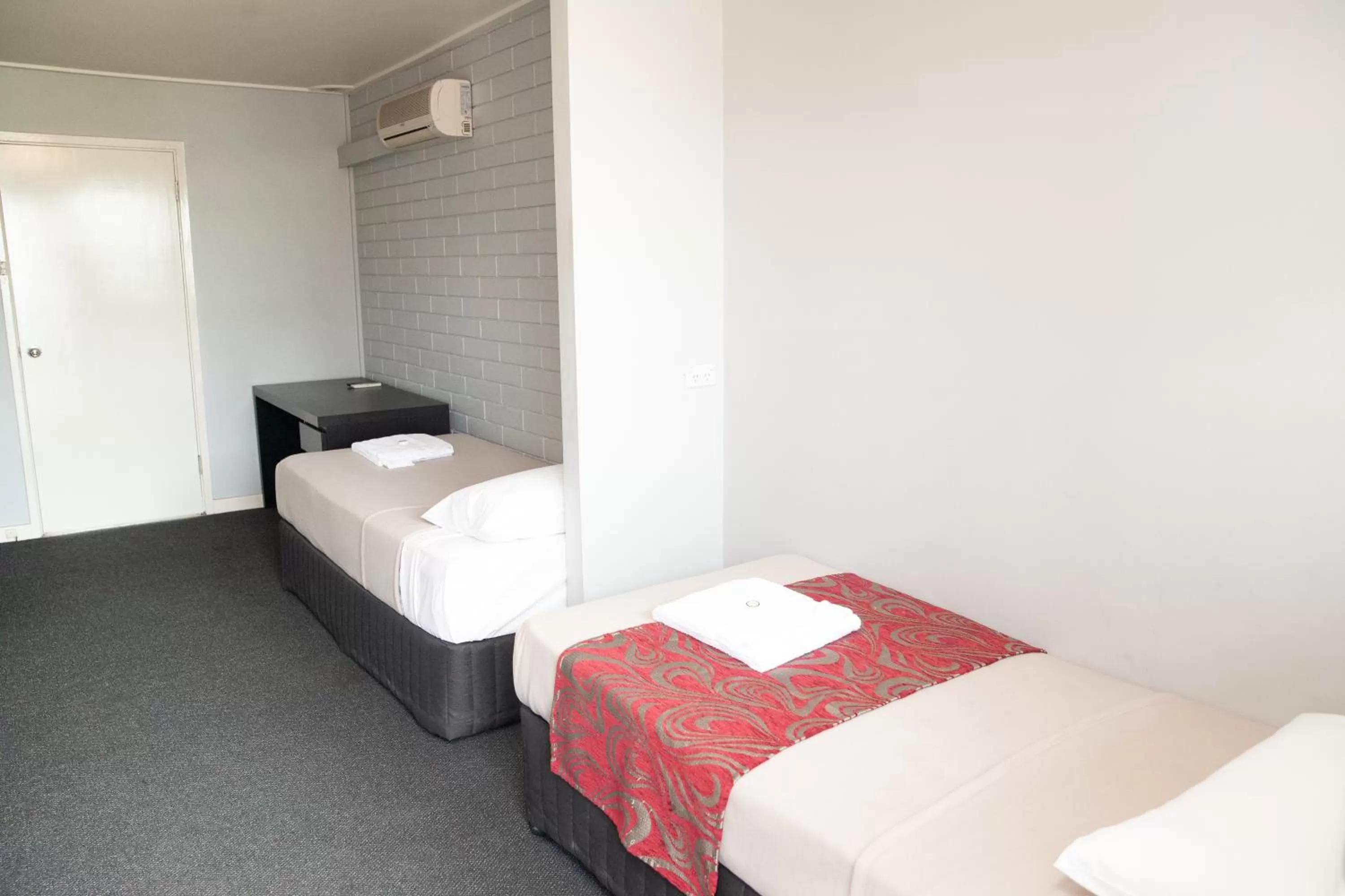 Bed in Royal Hotel Singleton