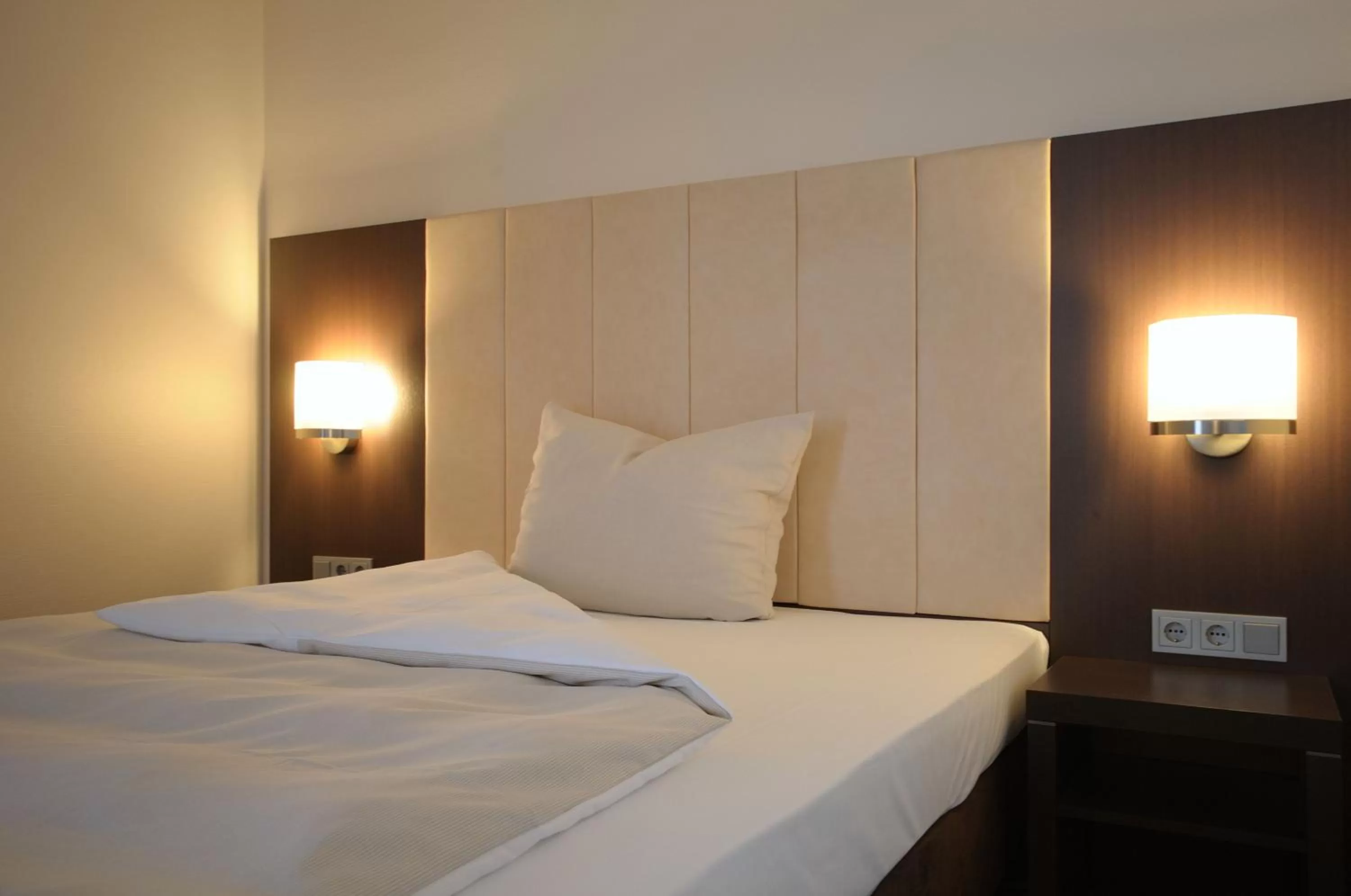 Property building, Bed in Best Western soibelmanns Frankfurt Airport