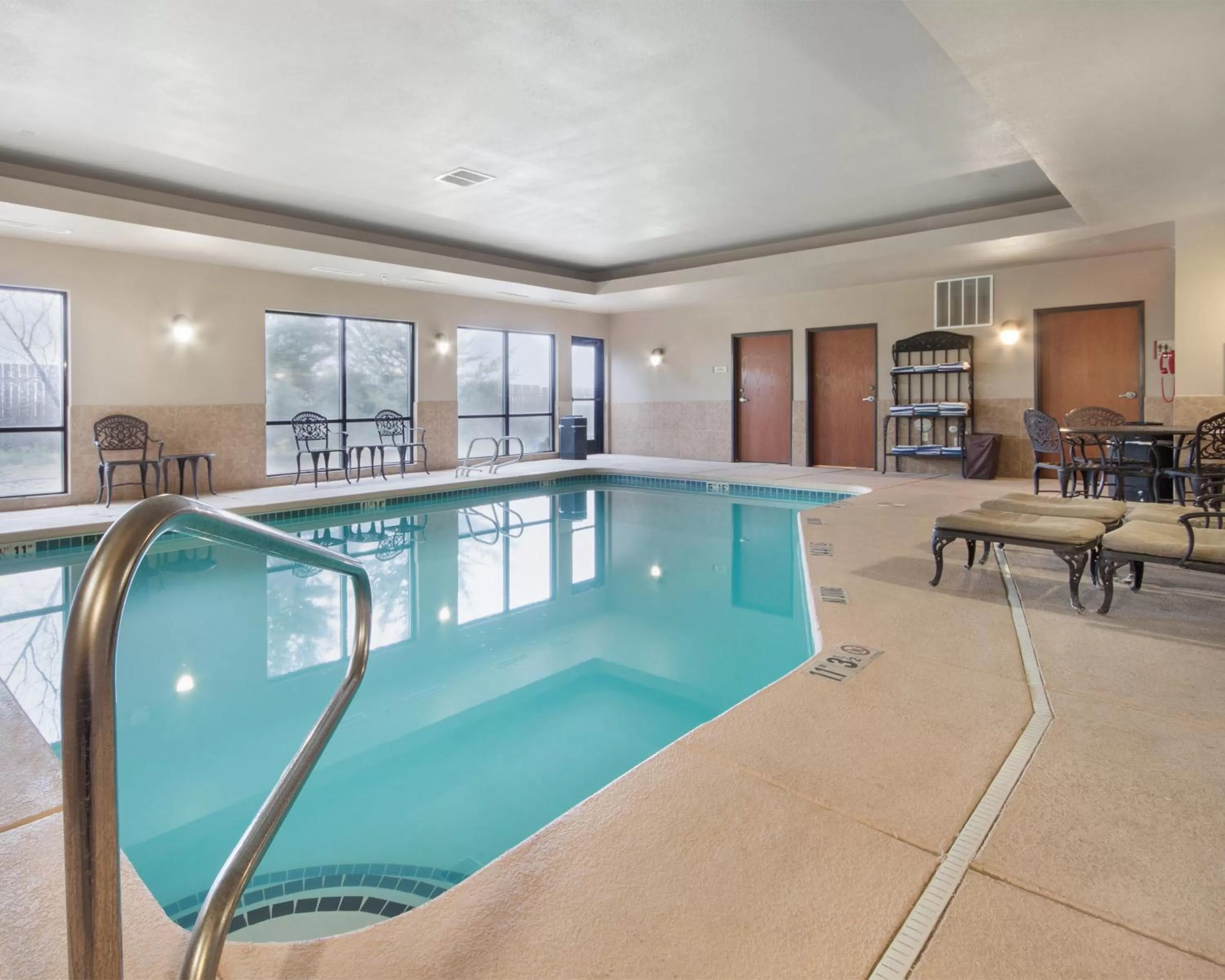 Swimming pool in MainStay Suites Hobbs