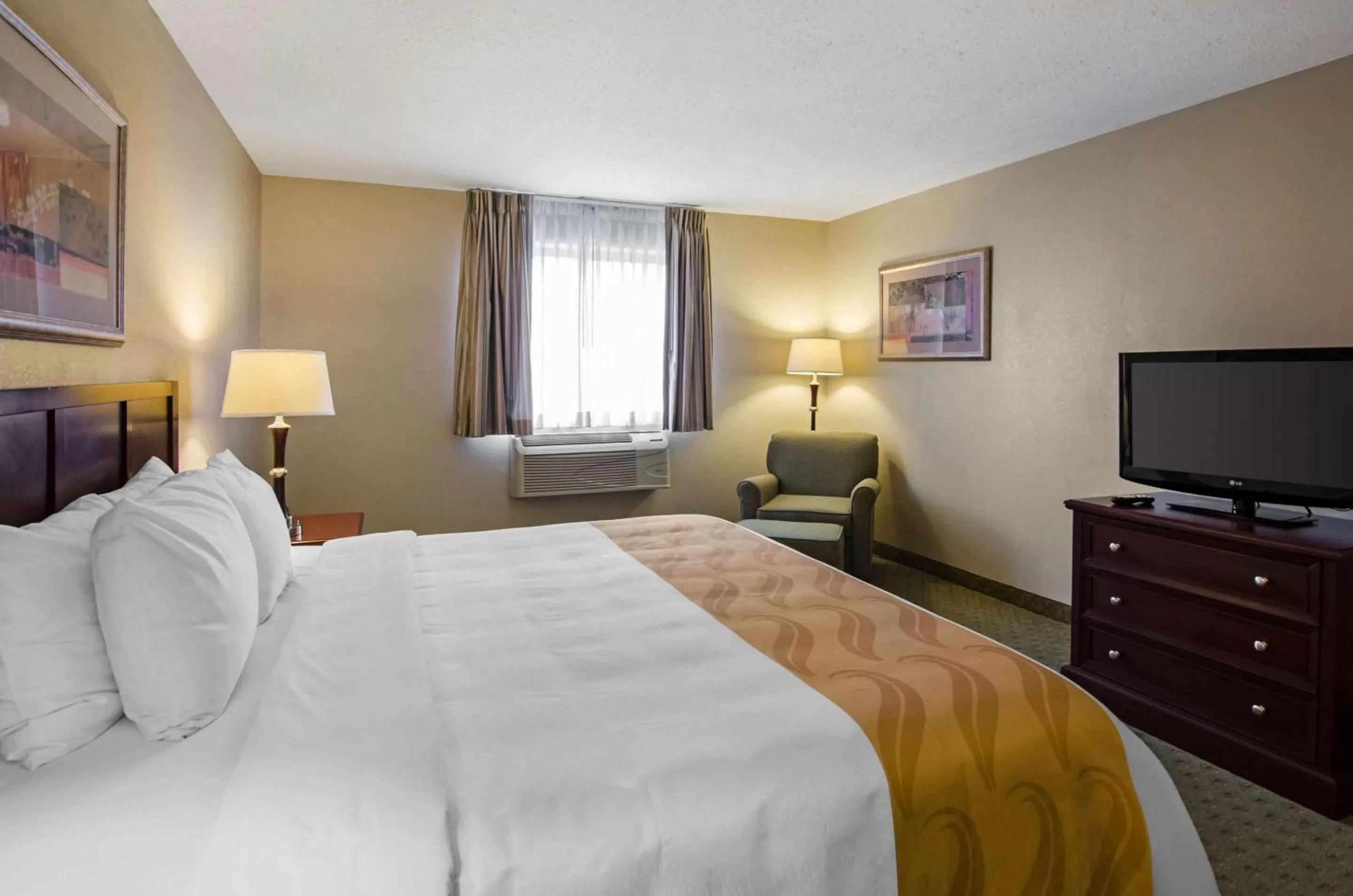 Photo of the whole room, Bed in Quality Inn Summersville - New River Area