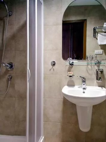 Shower, Bathroom in Hotel Restaurant Modrá Hvězda