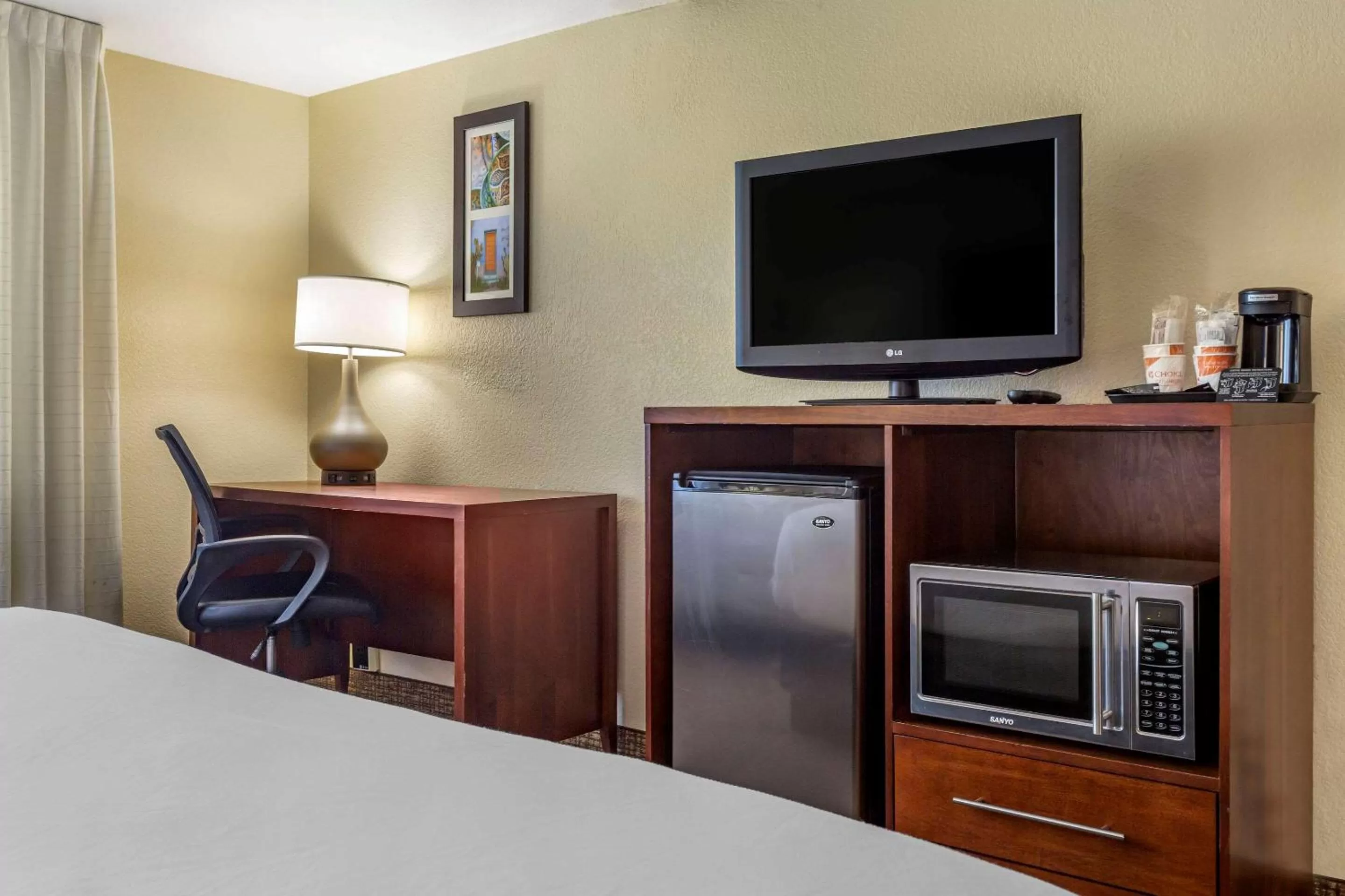 Photo of the whole room, Bed in Comfort Inn & Suites Phoenix North - Deer Valley