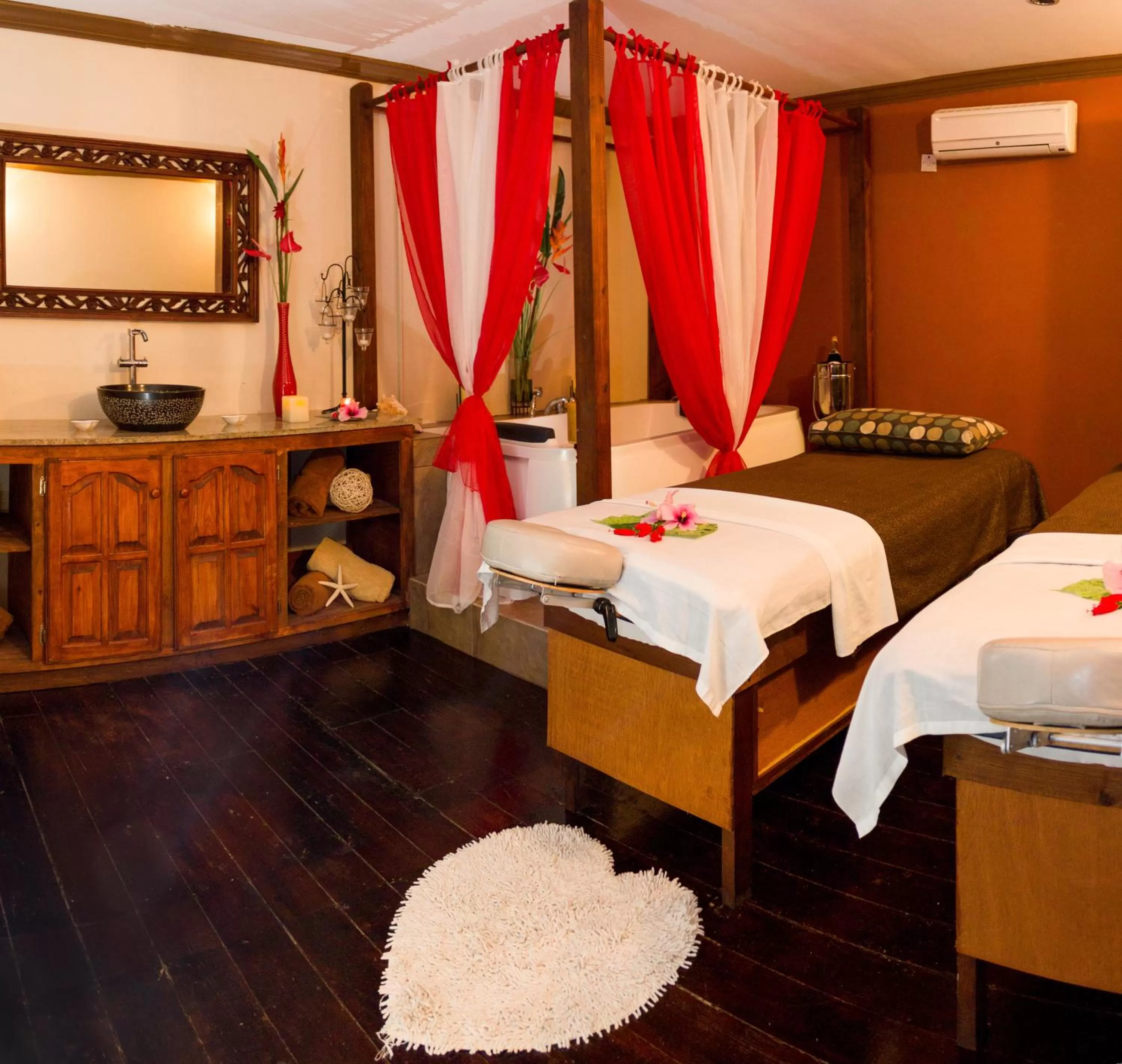 Massage, Bed in Bay Gardens Beach Resort & Spa