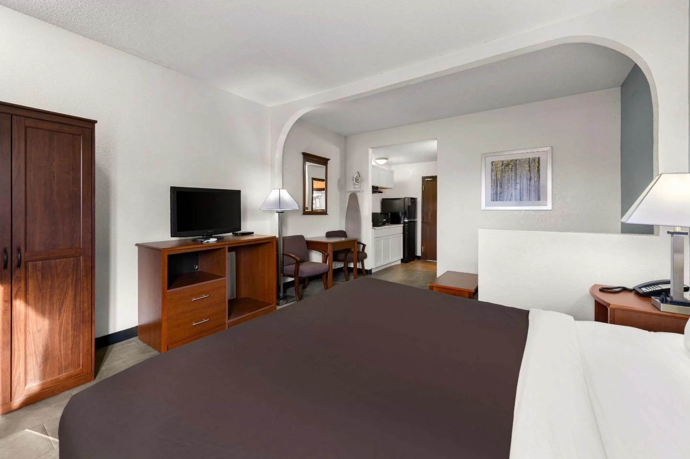 Bedroom, Bed in Suburban Studios Kansas City Airport North