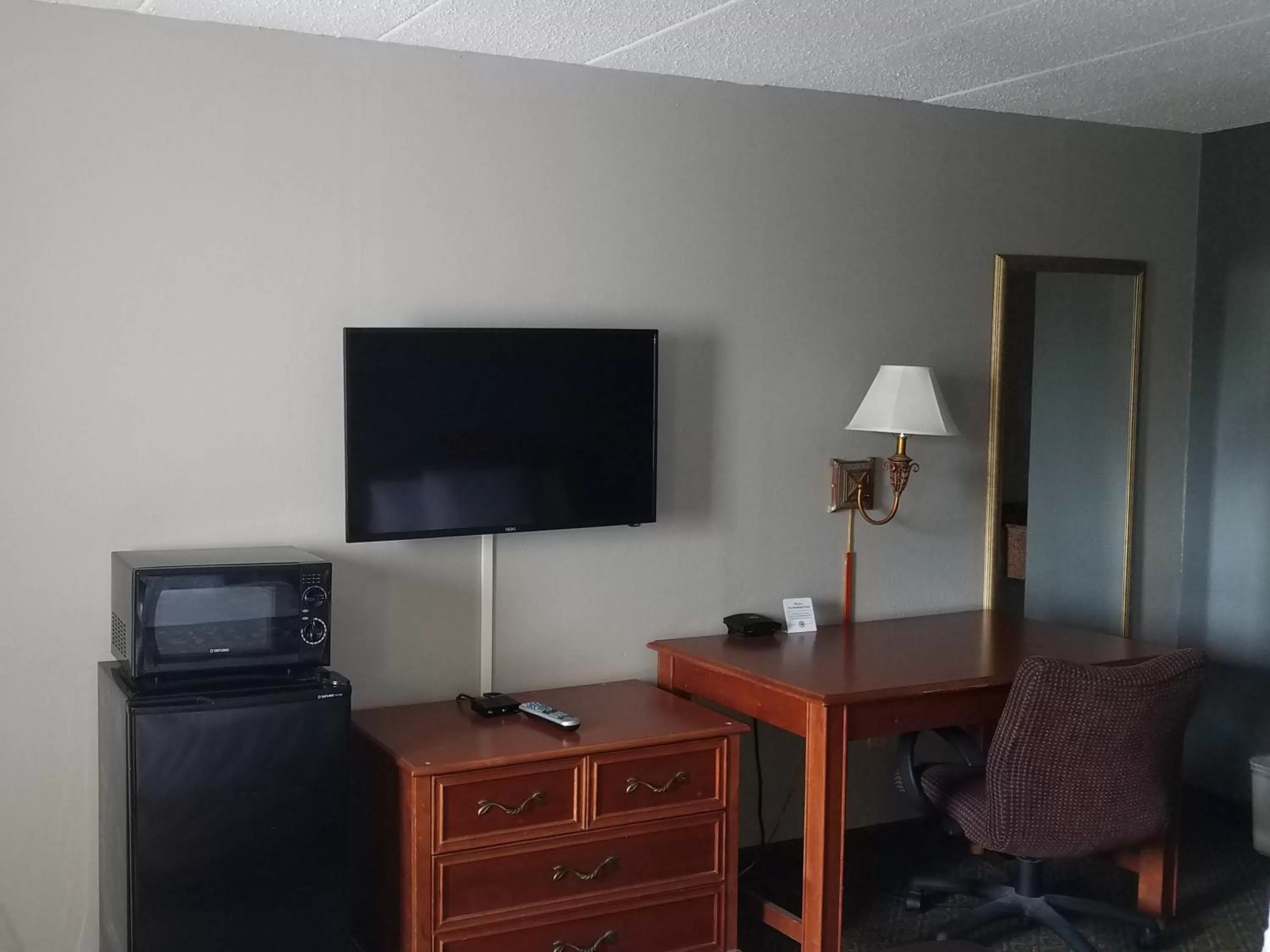 TV and multimedia in Americas Best Value Inn St. Louis Downtown