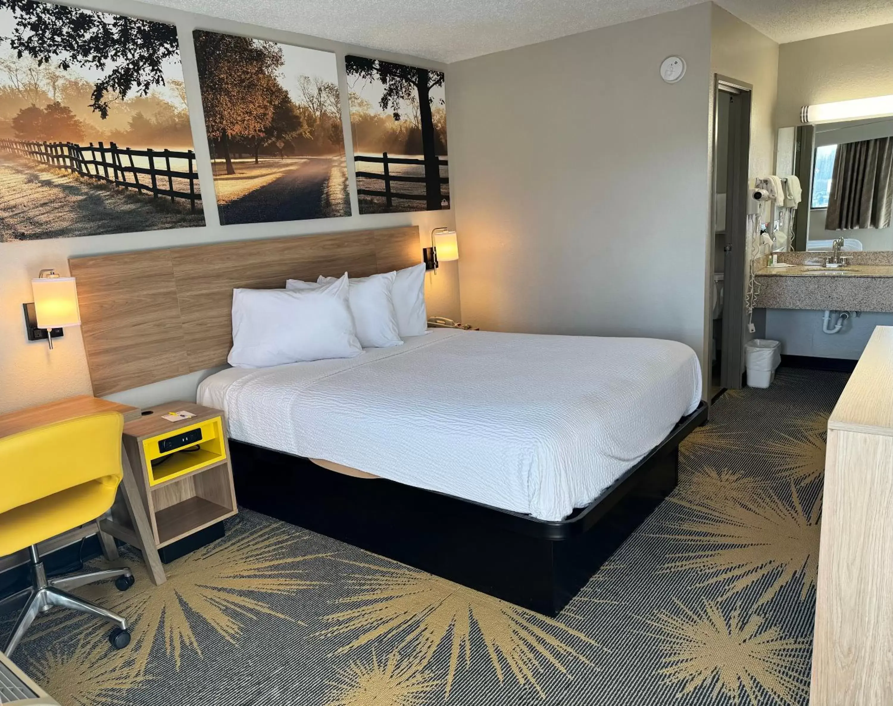 Queen Room - Non-Smoking in Days Inn by Wyndham Cloverdale Greencastle Queen Room - Non-Smoking in Days Inn by Wyndham Cloverdale Greencastle