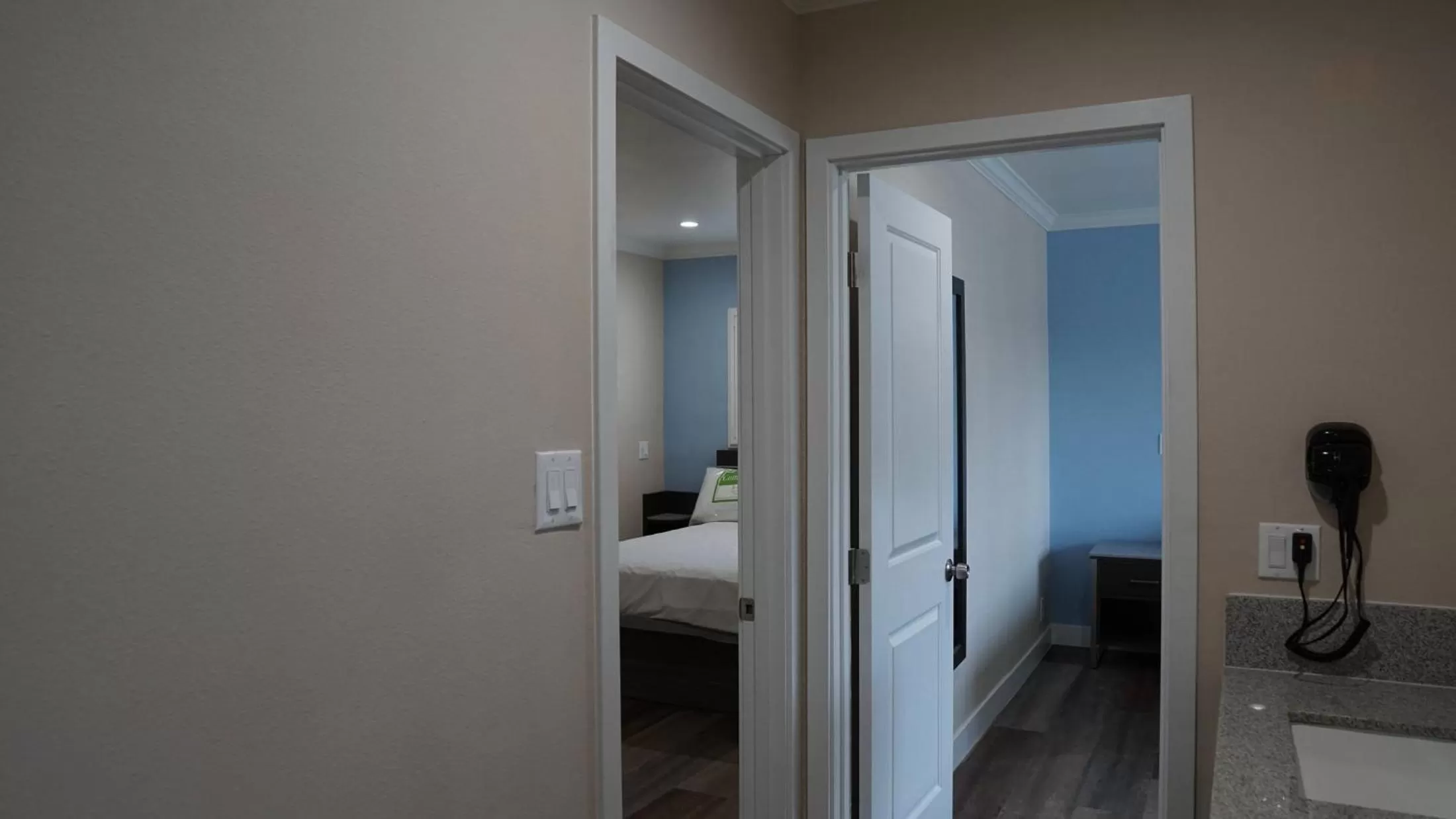 Bed in Sea Breeze Inn - LAX Airport, Los Angeles