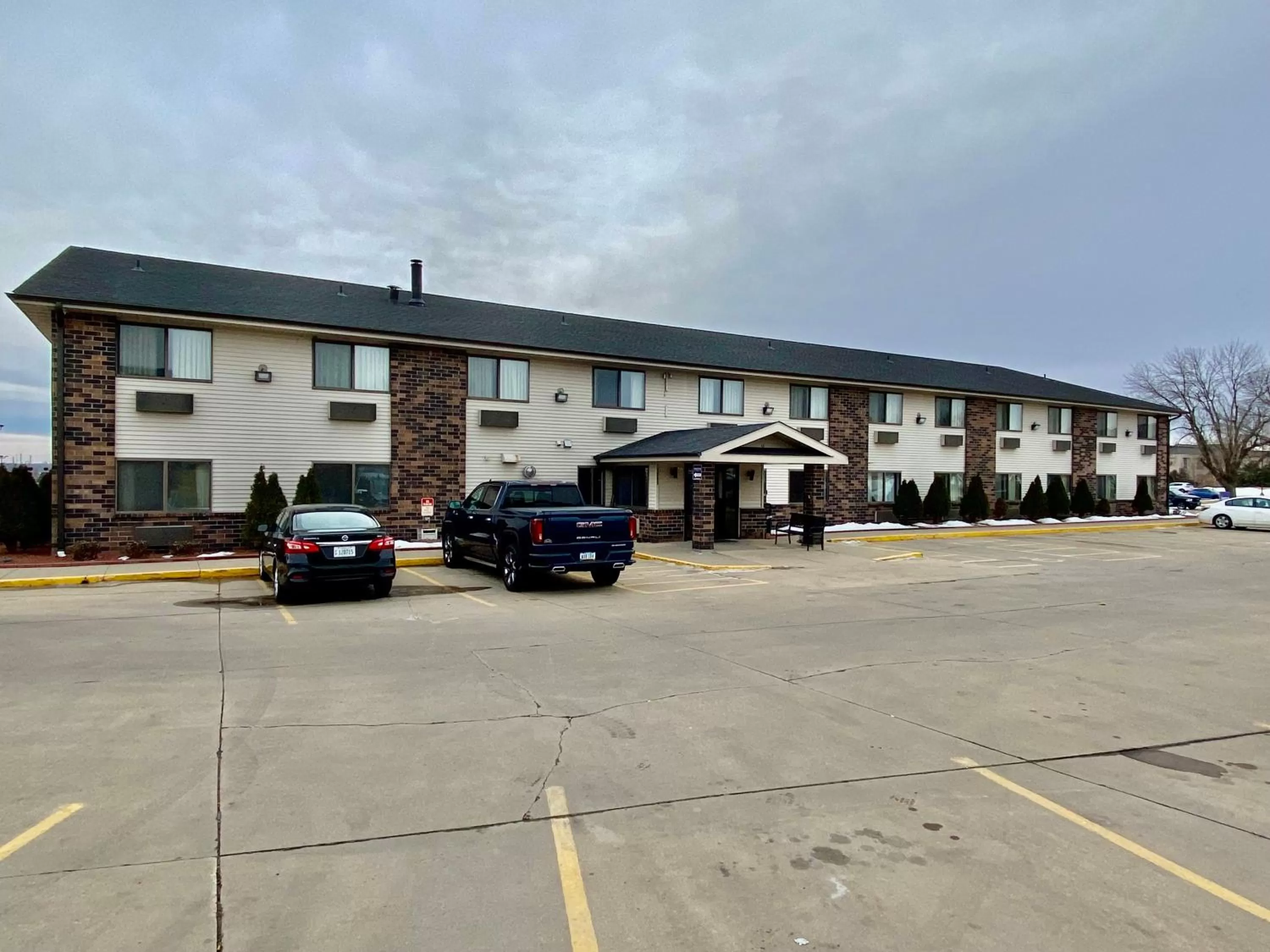 Property building in American Inn Cedar Rapids South