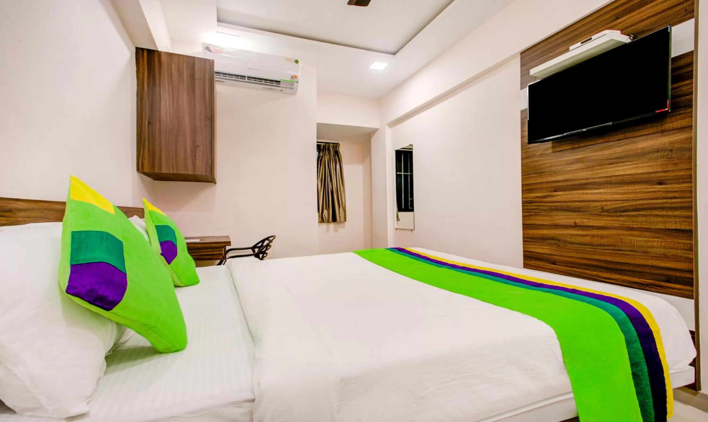 TV and multimedia, Bed in Treebo Kings Inn Vashi