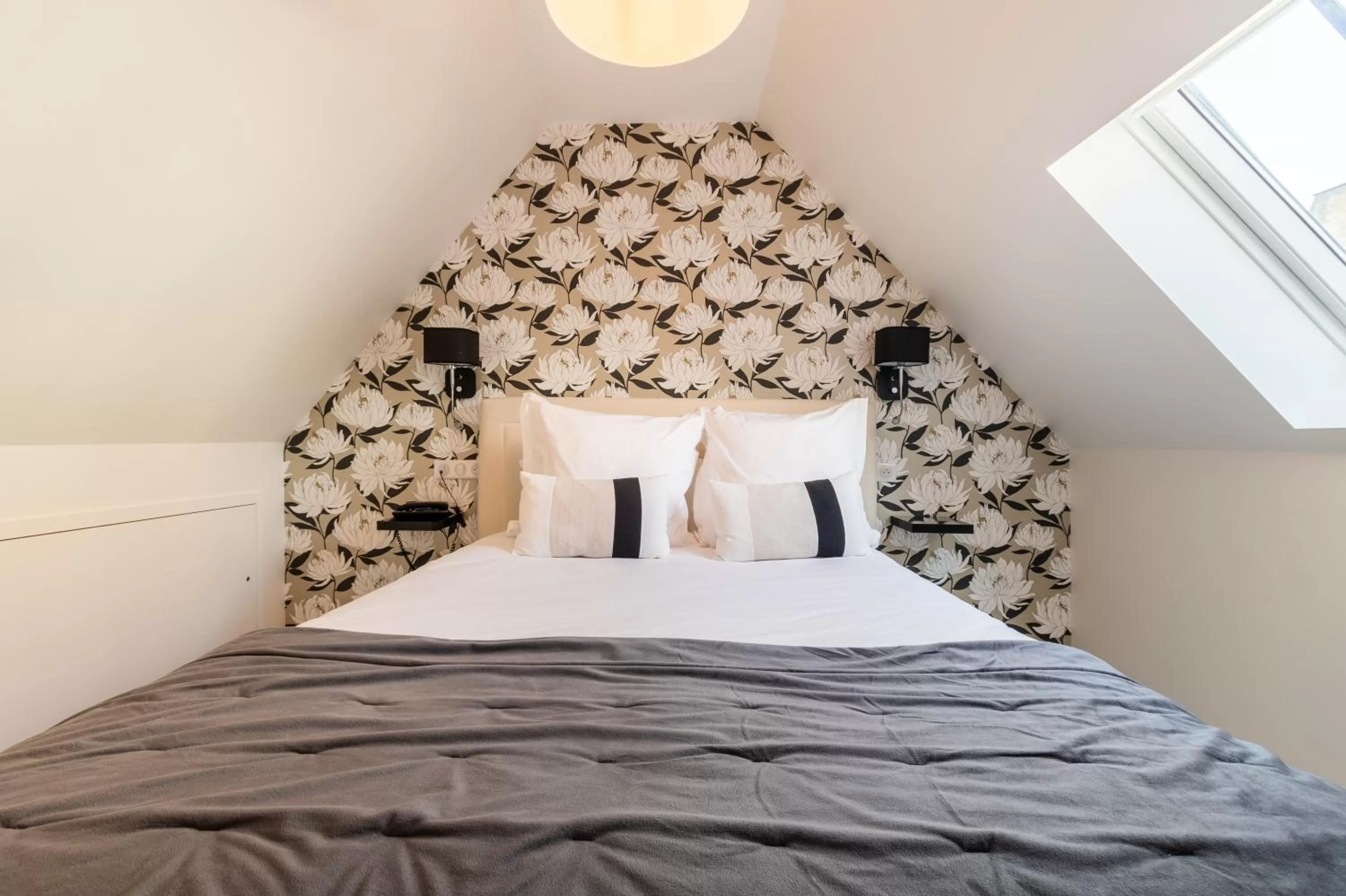 Bed in Hôtel Échappée en Baie - Parking privé gratuit dont forfaits bornes électriques réservable