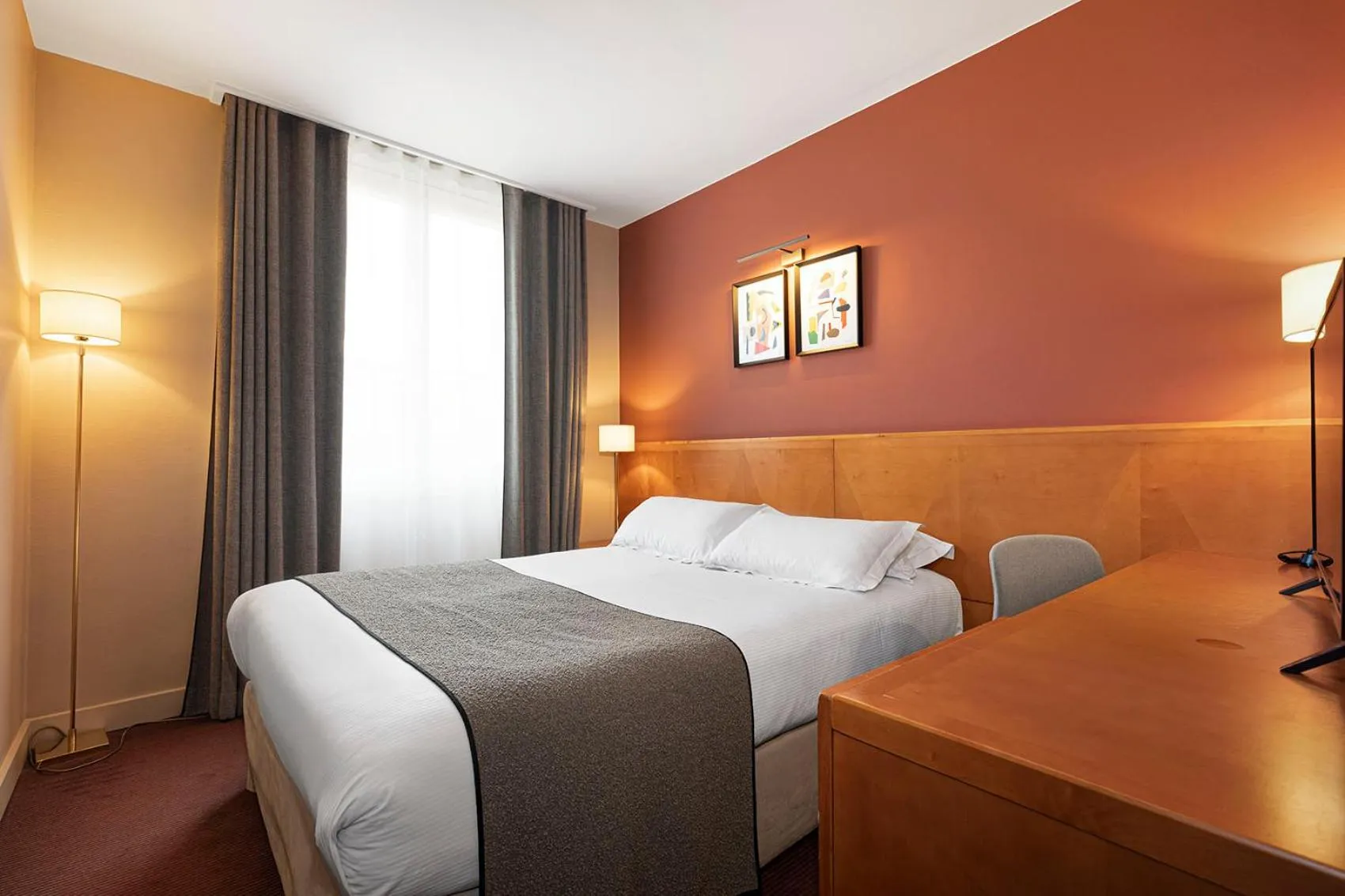 Photo of the whole room, Bed in Hôtel Des Artistes