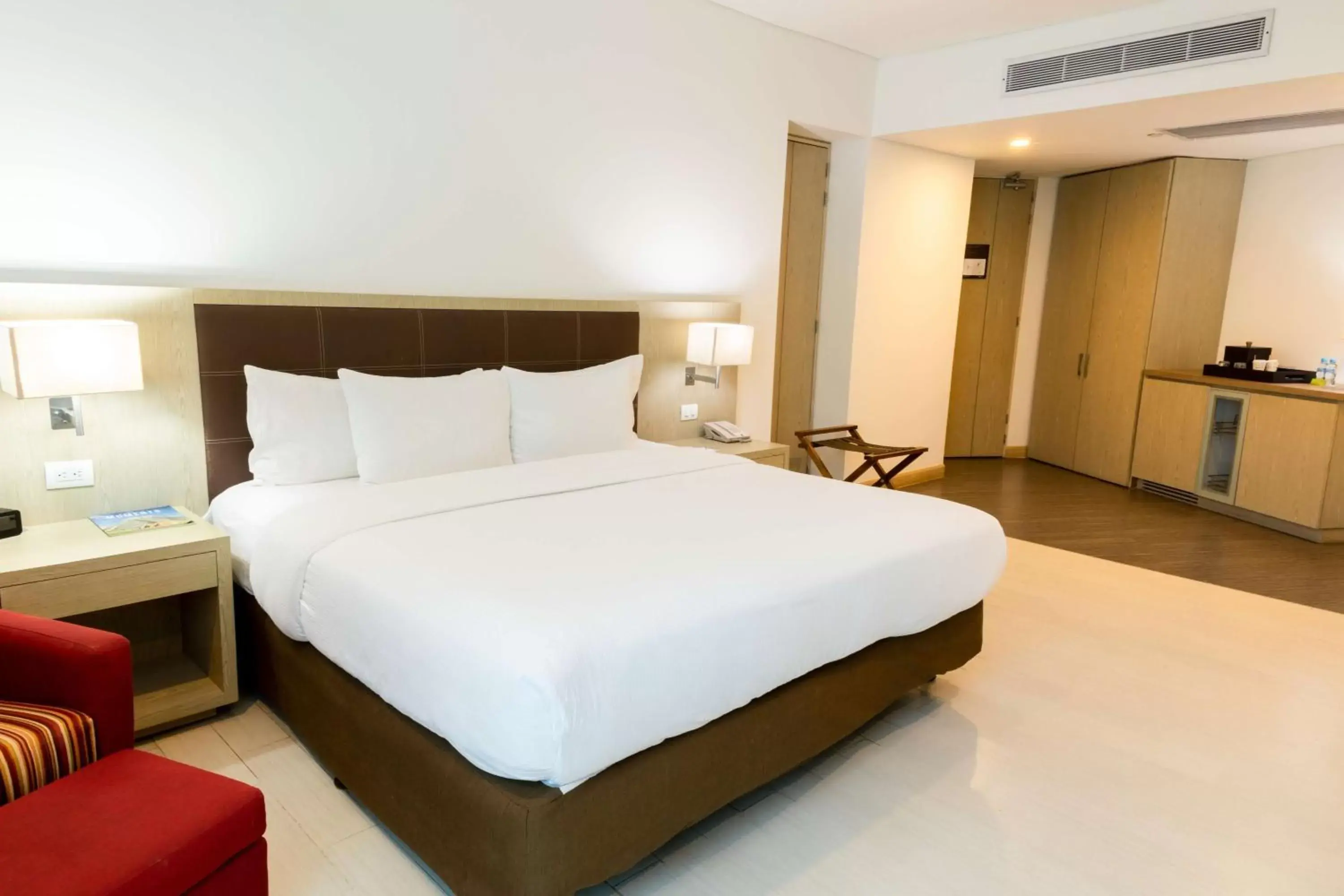 King Room with Roll-In Shower - Mobility/Hearing Accessible in Hilton Garden Inn Barranquilla King Room with Roll-In Shower - Mobility/Hearing Accessible in Hilton Garden Inn Barranquilla