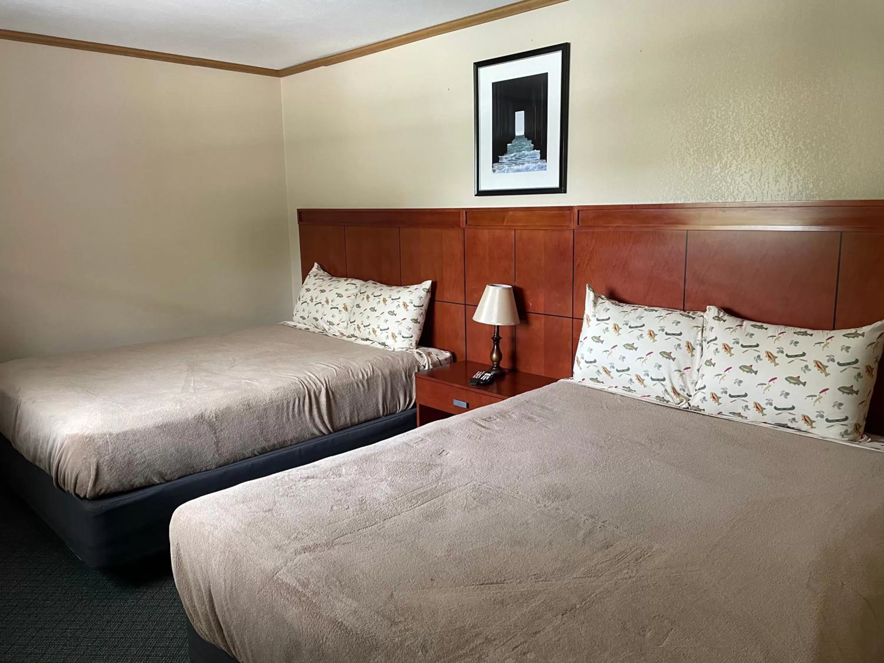 Bed in Hunter's Friend Resort near Table Rock Lake