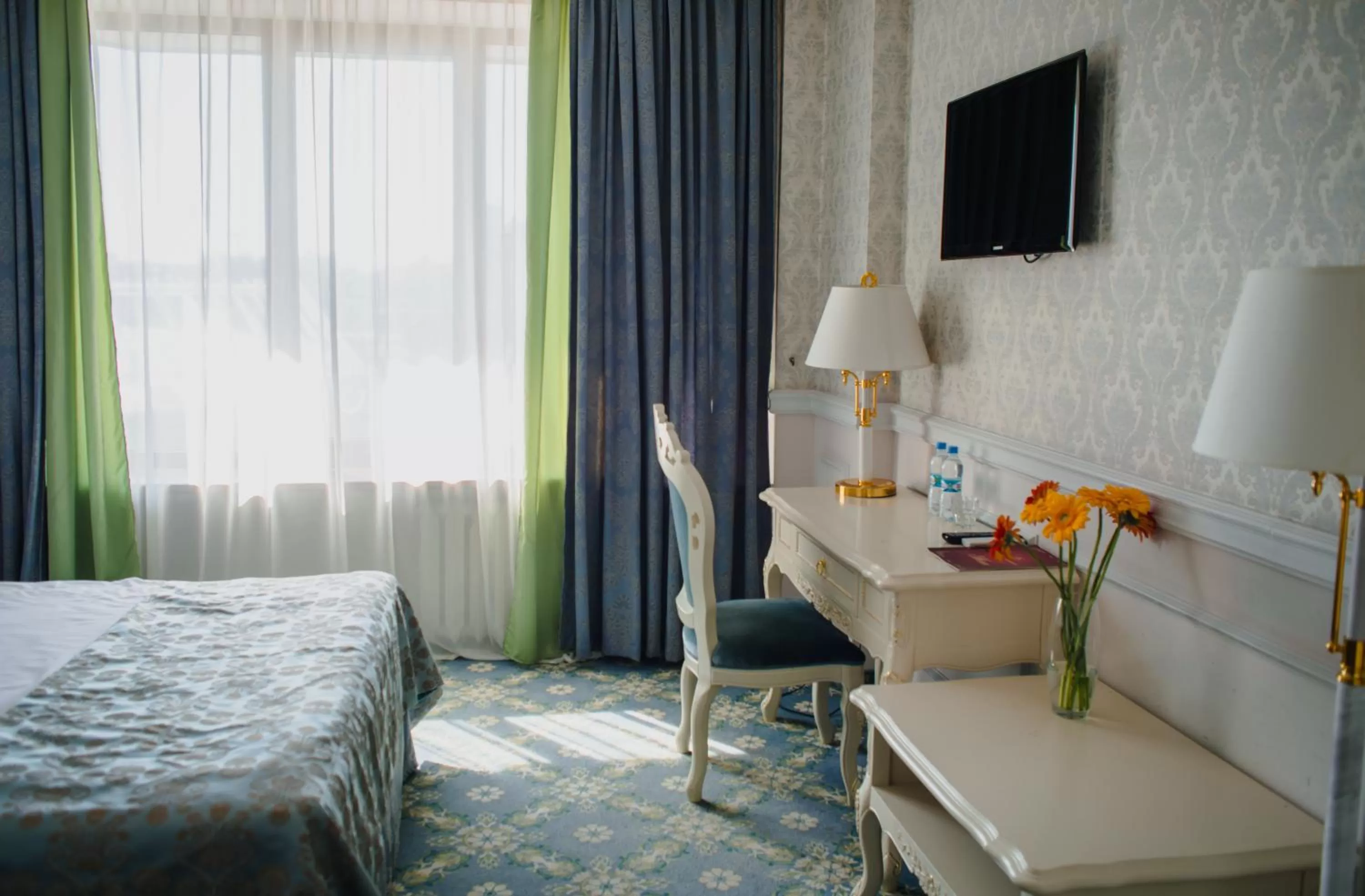 TV and multimedia, Bed in Royal Olympic Hotel