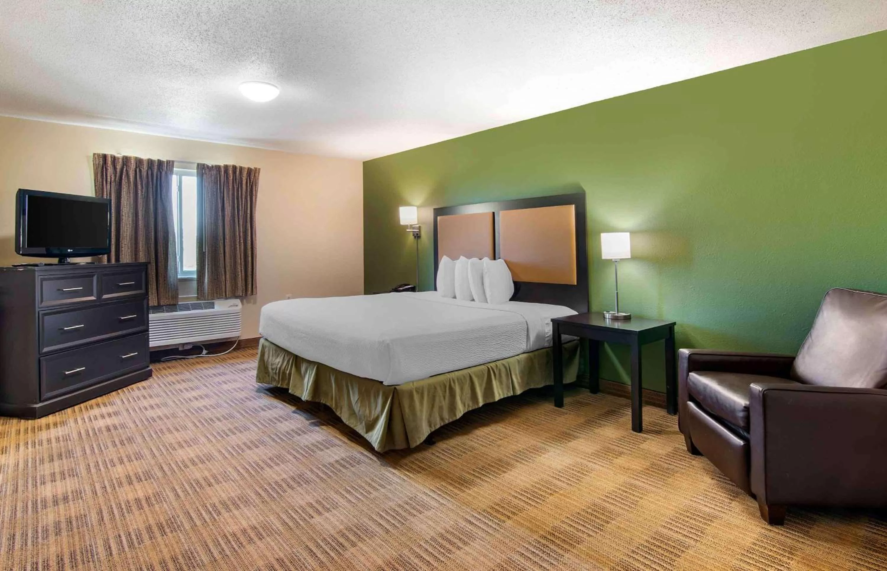 Bedroom, Bed in Extended Stay America Select Suites - St Louis - Earth City