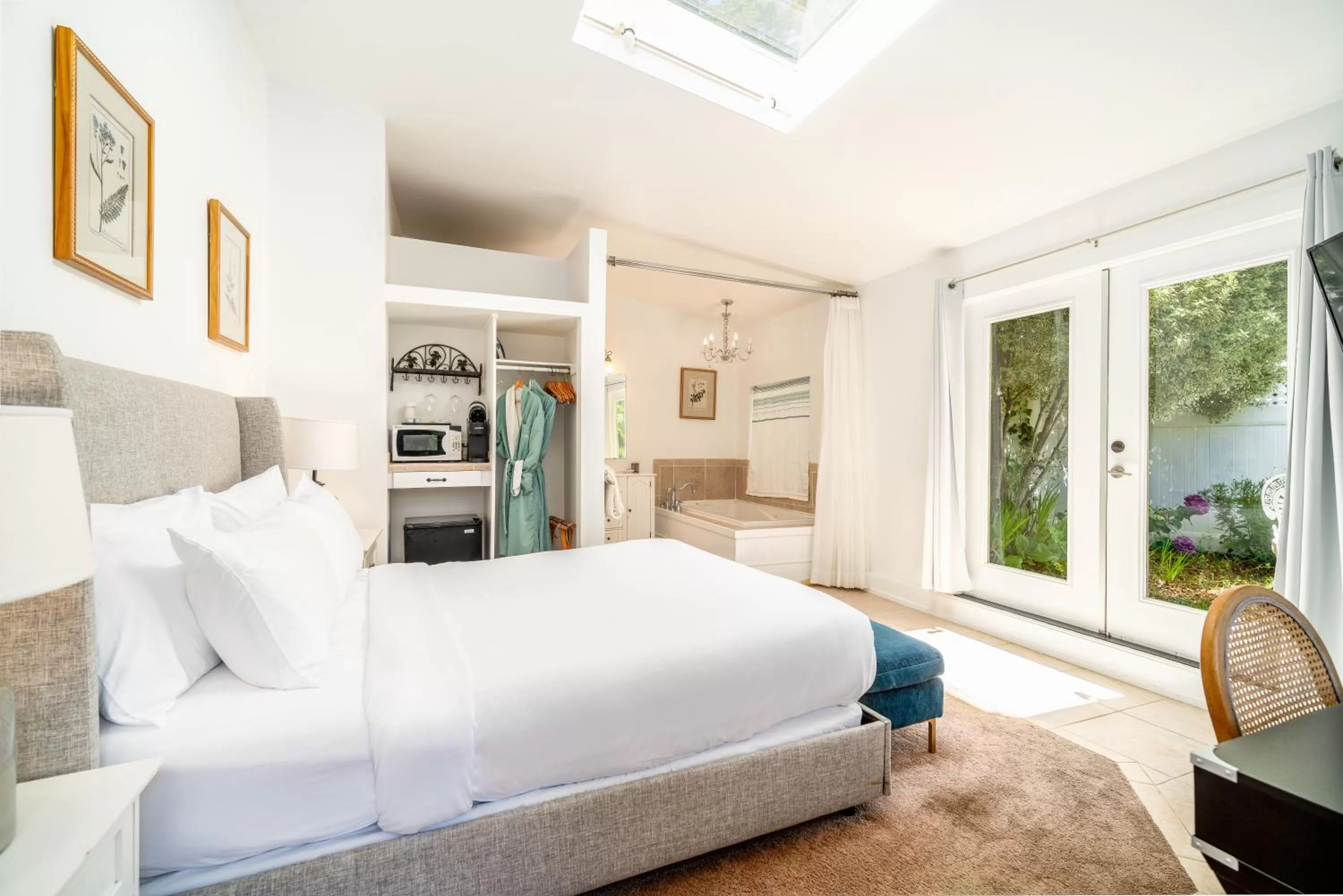 Bed in Agate Cove Inn