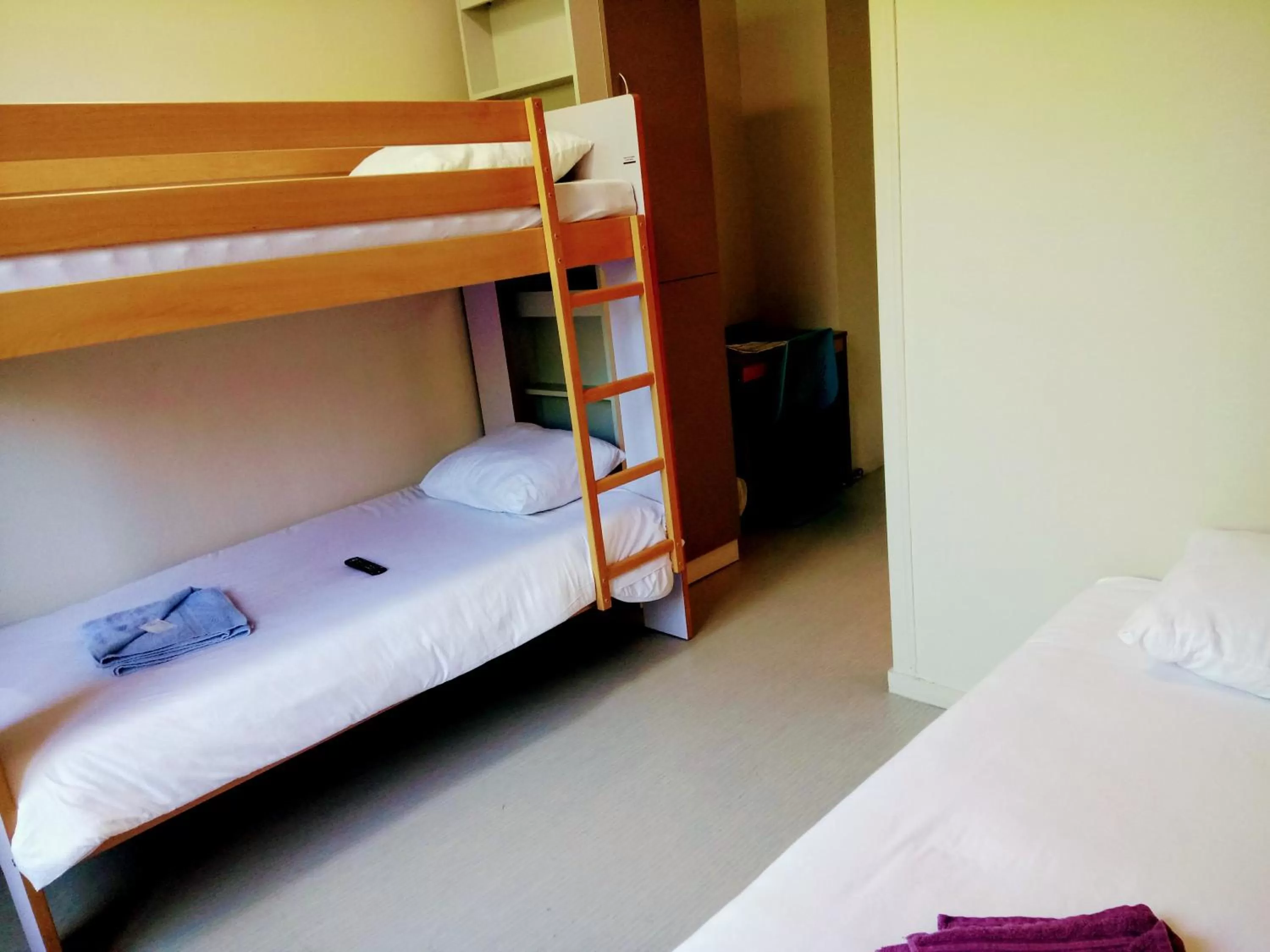 Shower, Bed in Auberge des Remparts