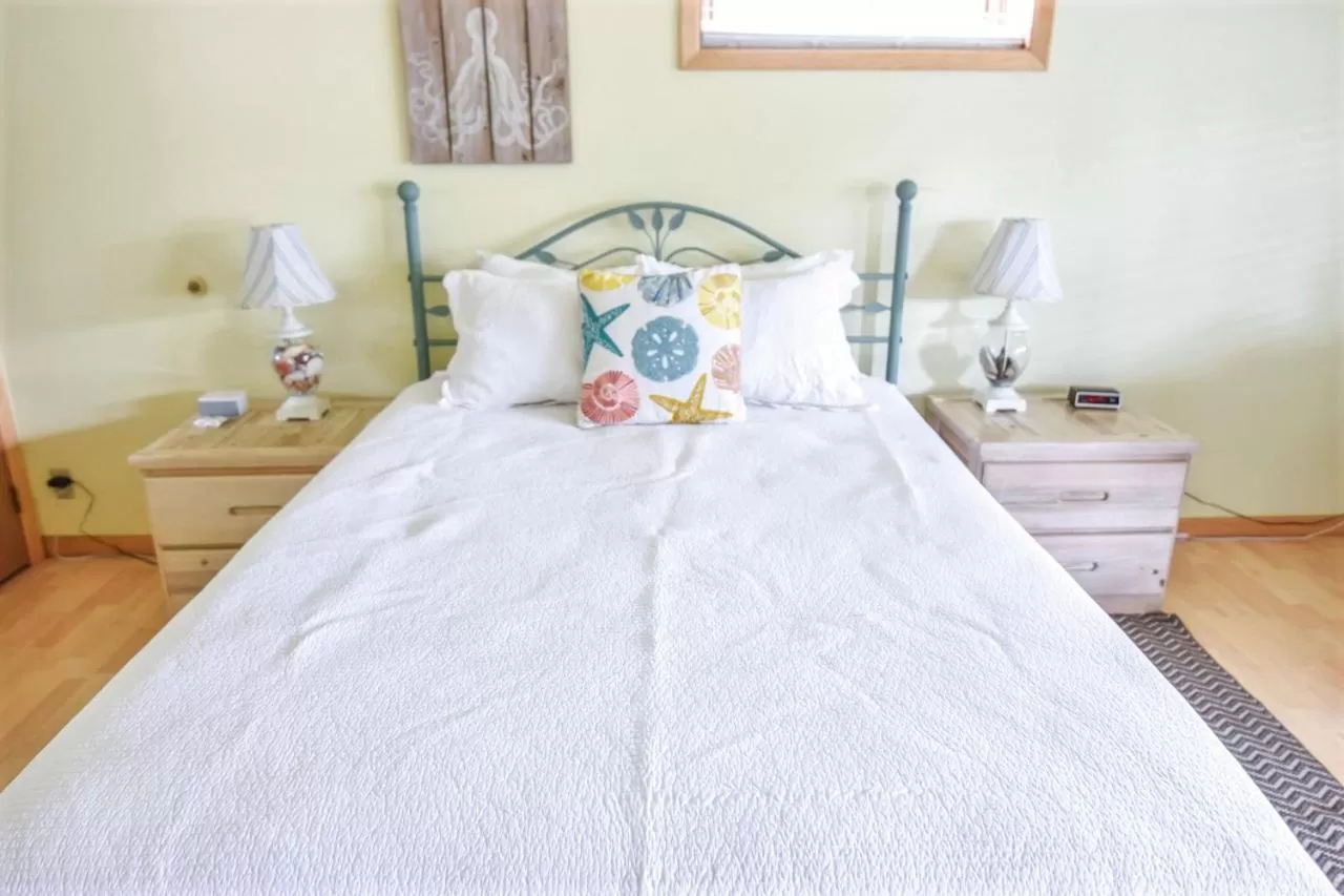 Bed in Sea Treasures Inn