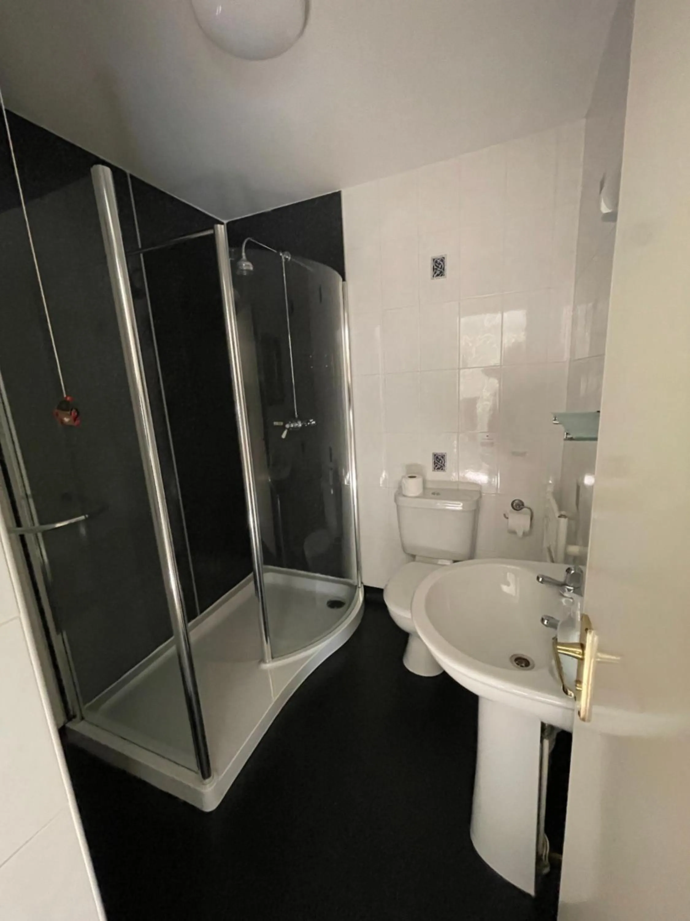 Shower in Station House, Dartmoor and Coast located, Village centre Hotel