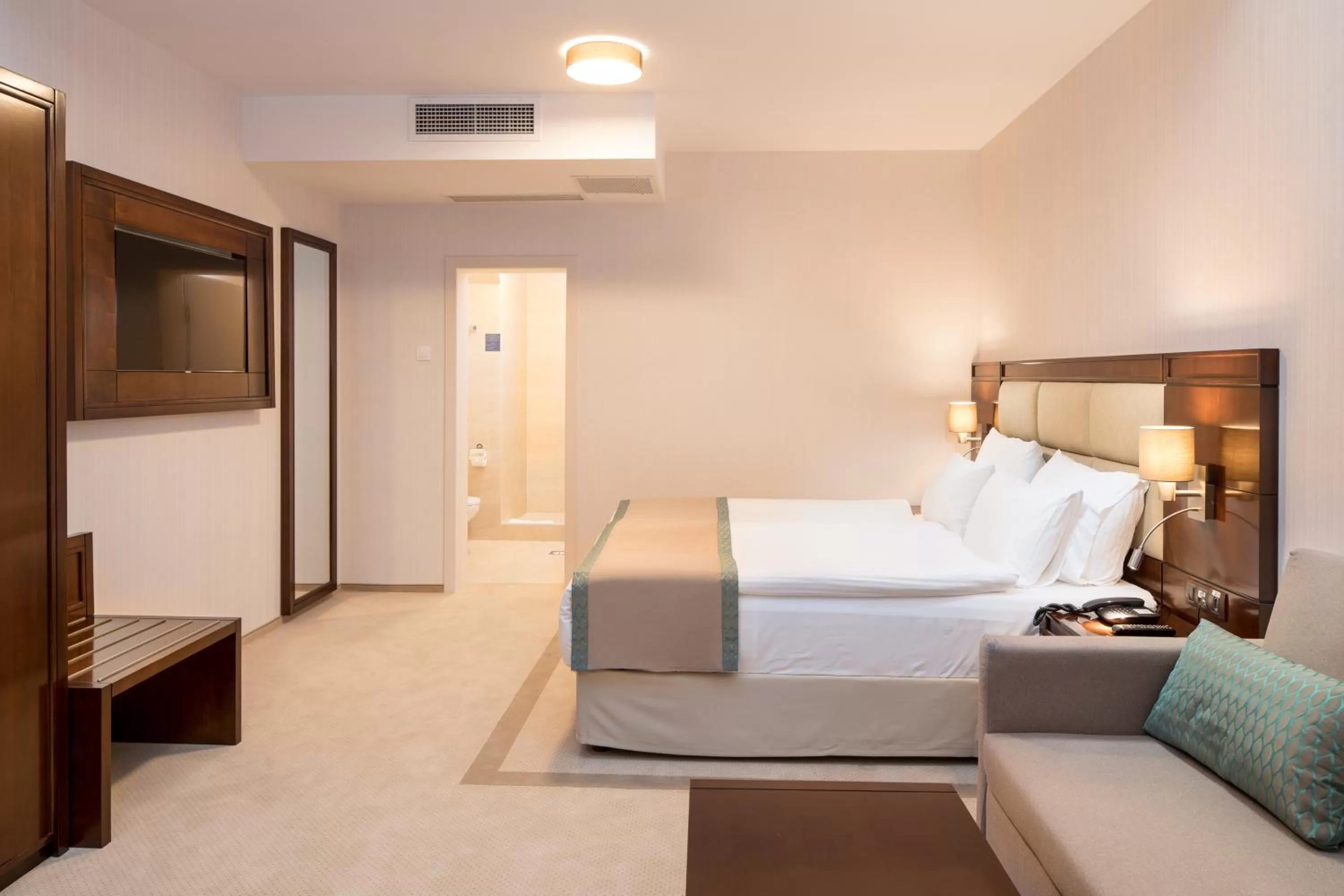 TV and multimedia, Bed in Concorde Old Bucharest Hotel