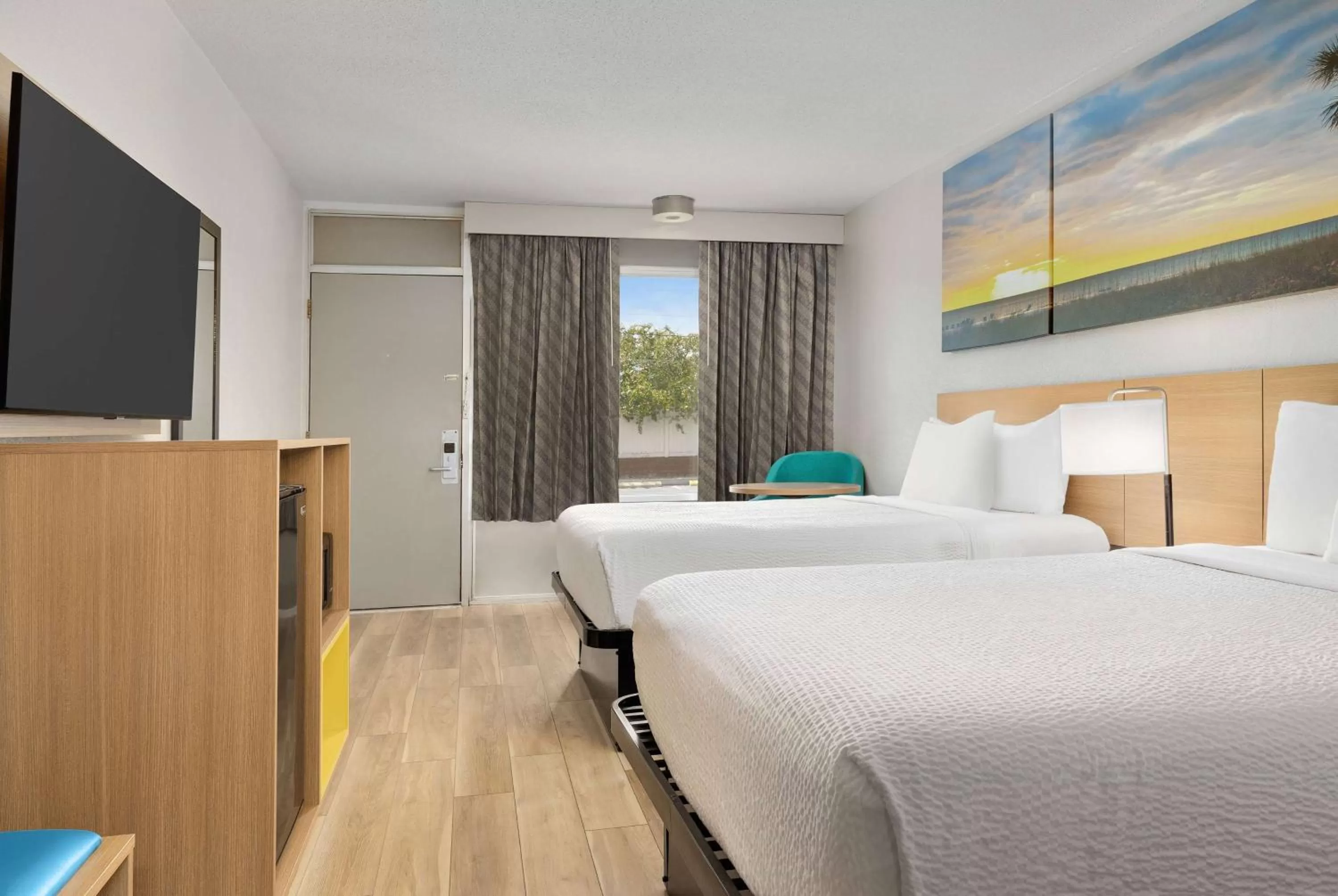 Photo of the whole room, Bed in Days Inn by Wyndham Lake City I-75