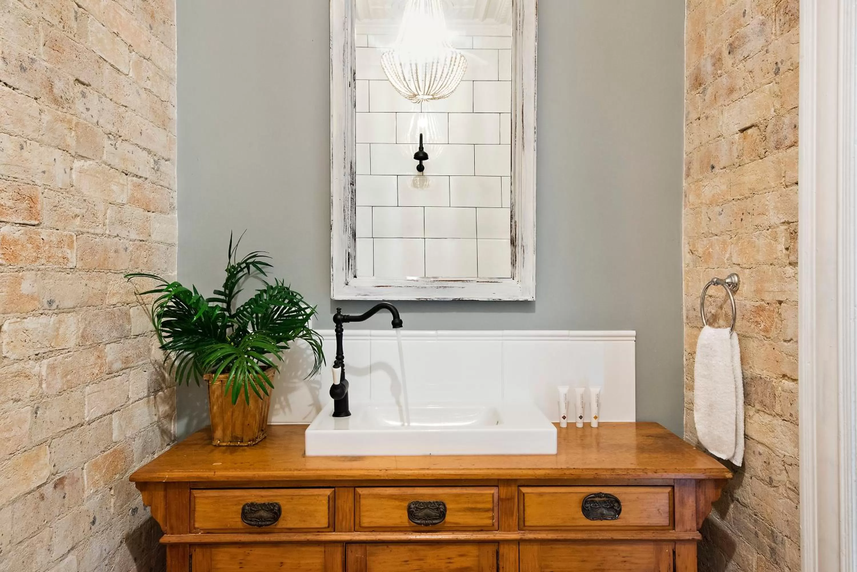 Manly Waves Studios & Apartments