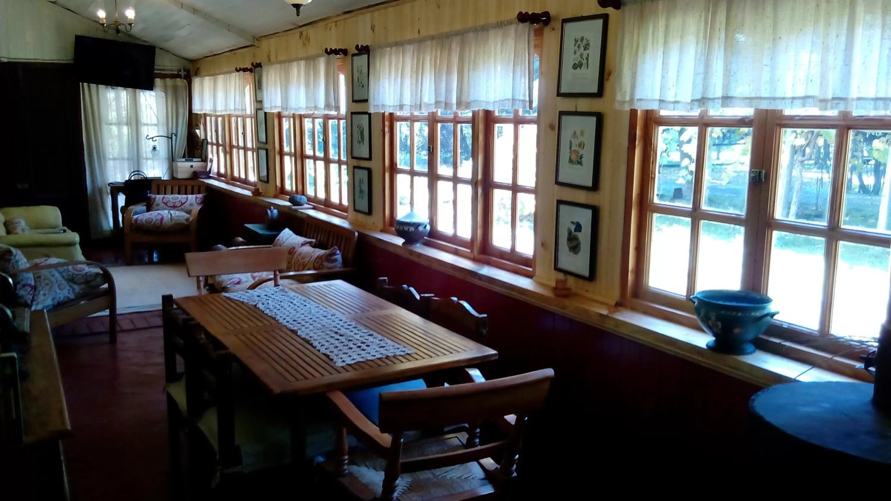 Communal lounge/ TV room in La Casa de Adobe Natural y Más
