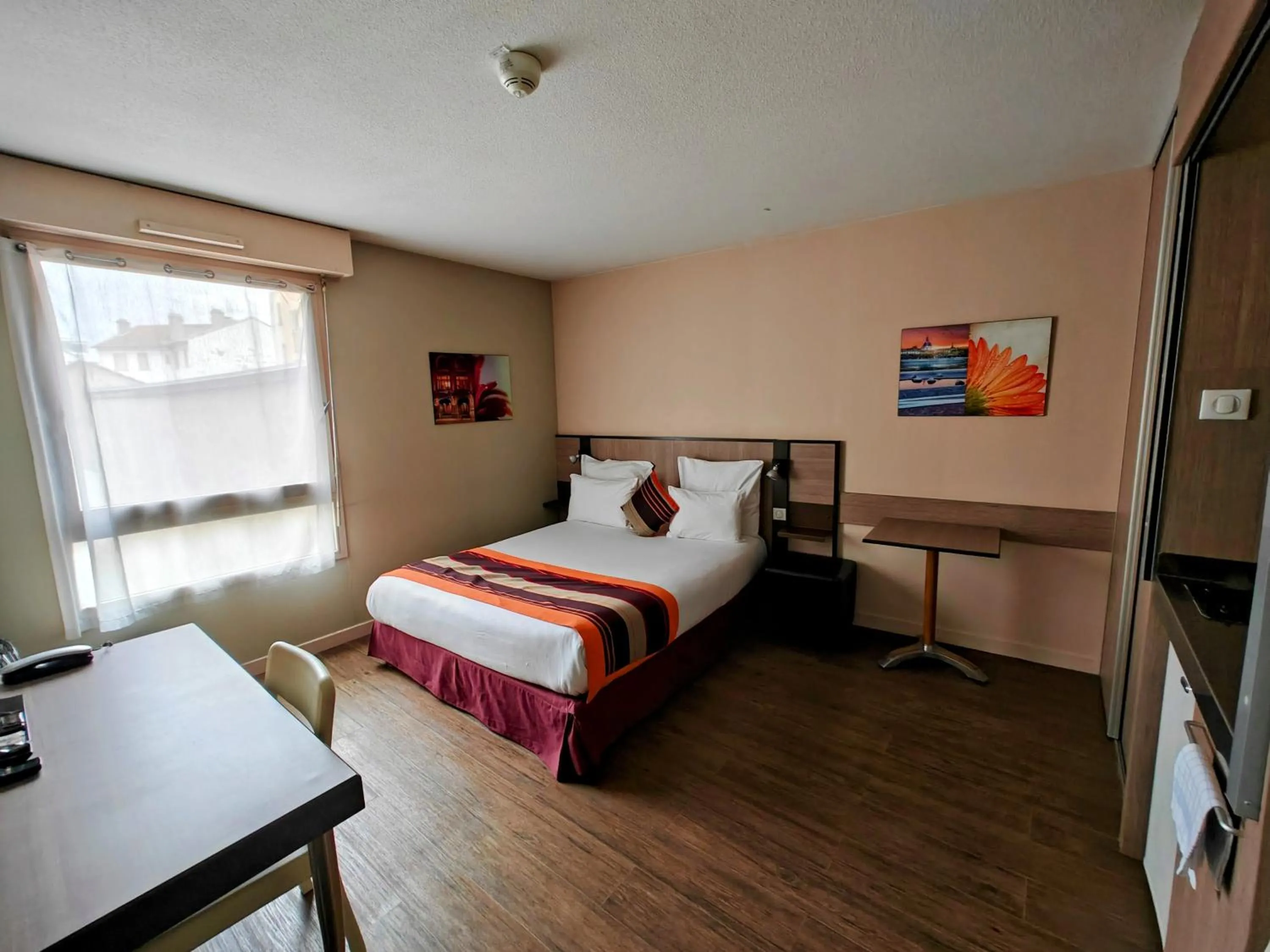 Photo of the whole room, Bed in Adagio Access Lyon Centre Université