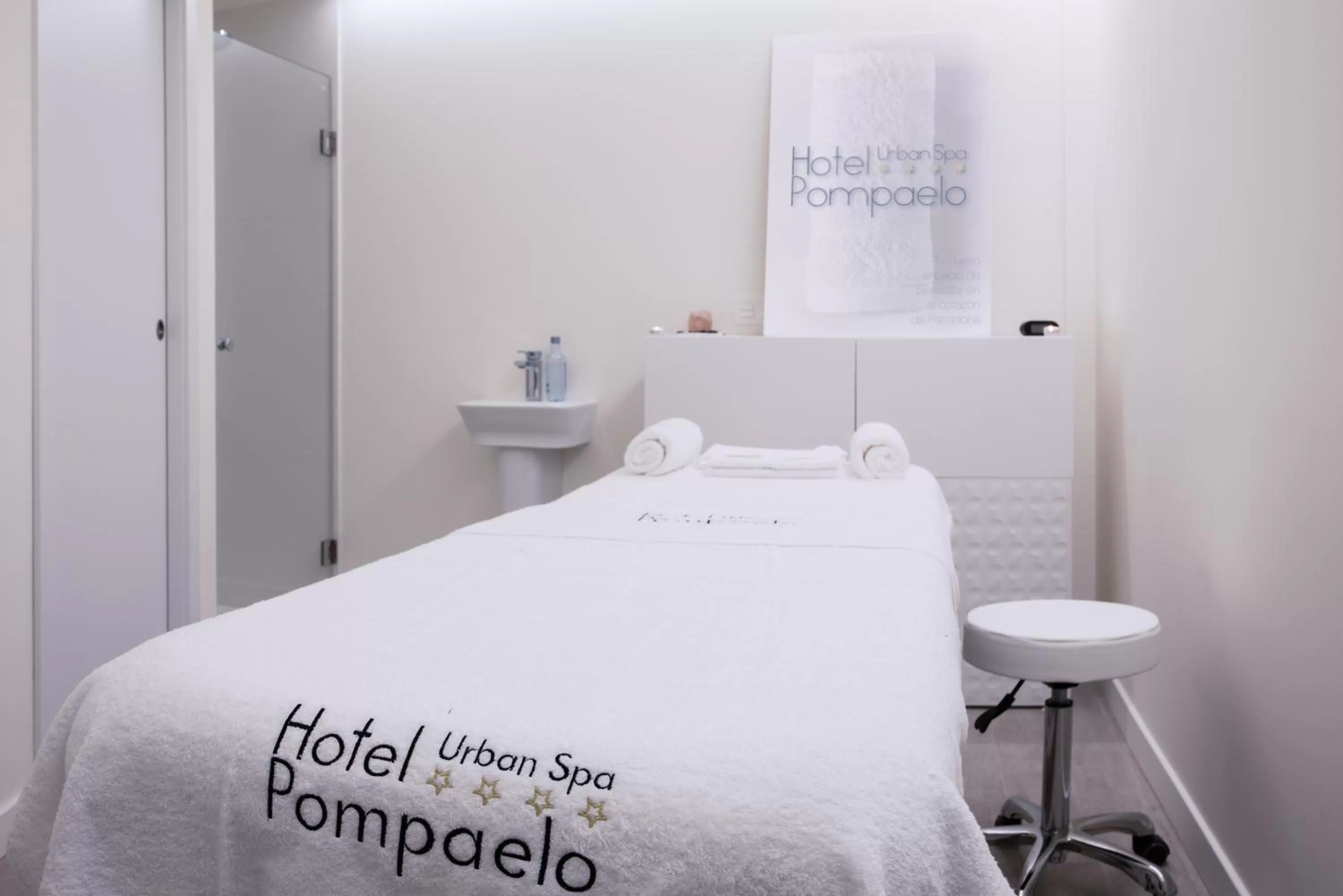 Massage, Bed in Hotel Pompaelo Plaza del Ayuntamiento & Spa