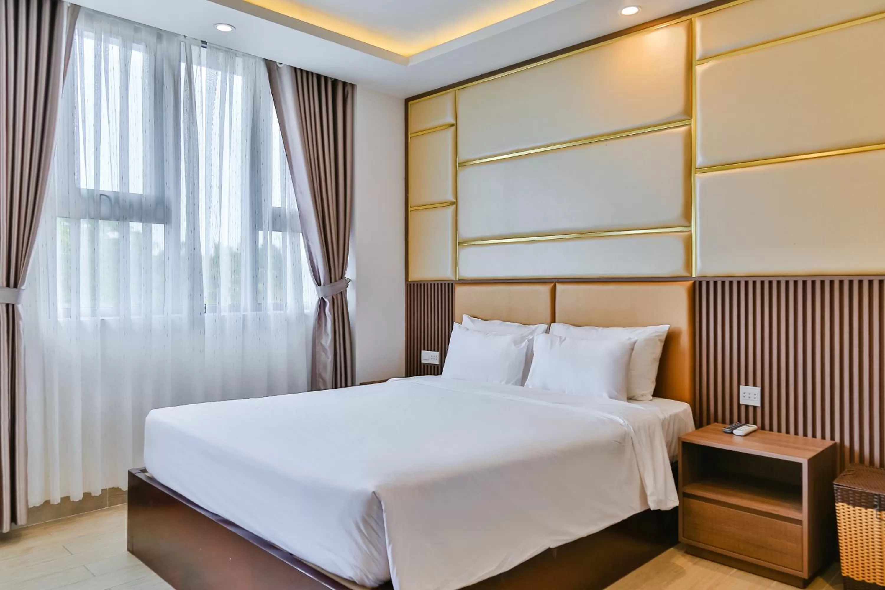 Living room, Bed in Azura Gold Hotel & Apartment