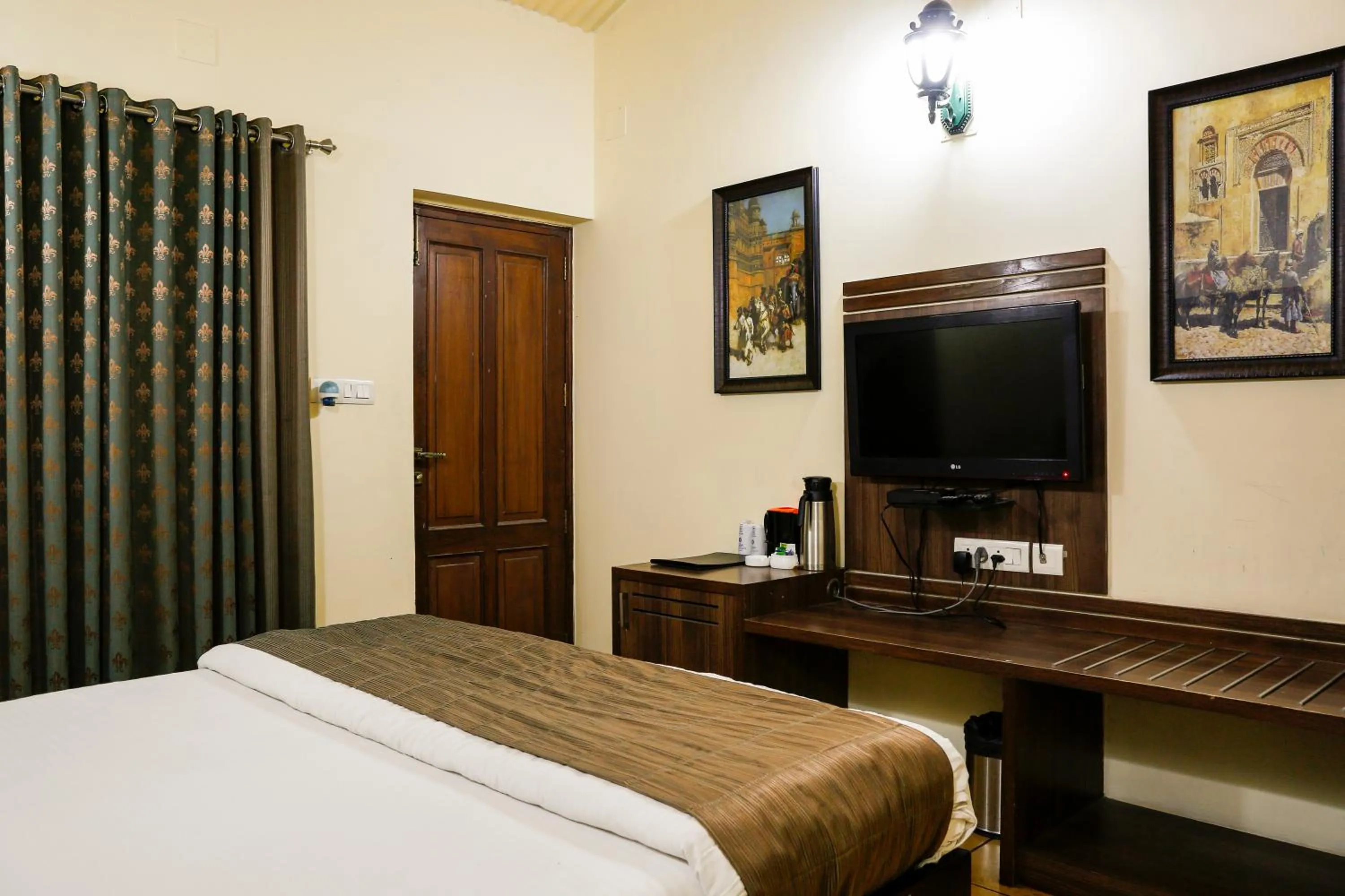 Restaurant/places to eat, Bed in The Colonial Manek Manor By SAH