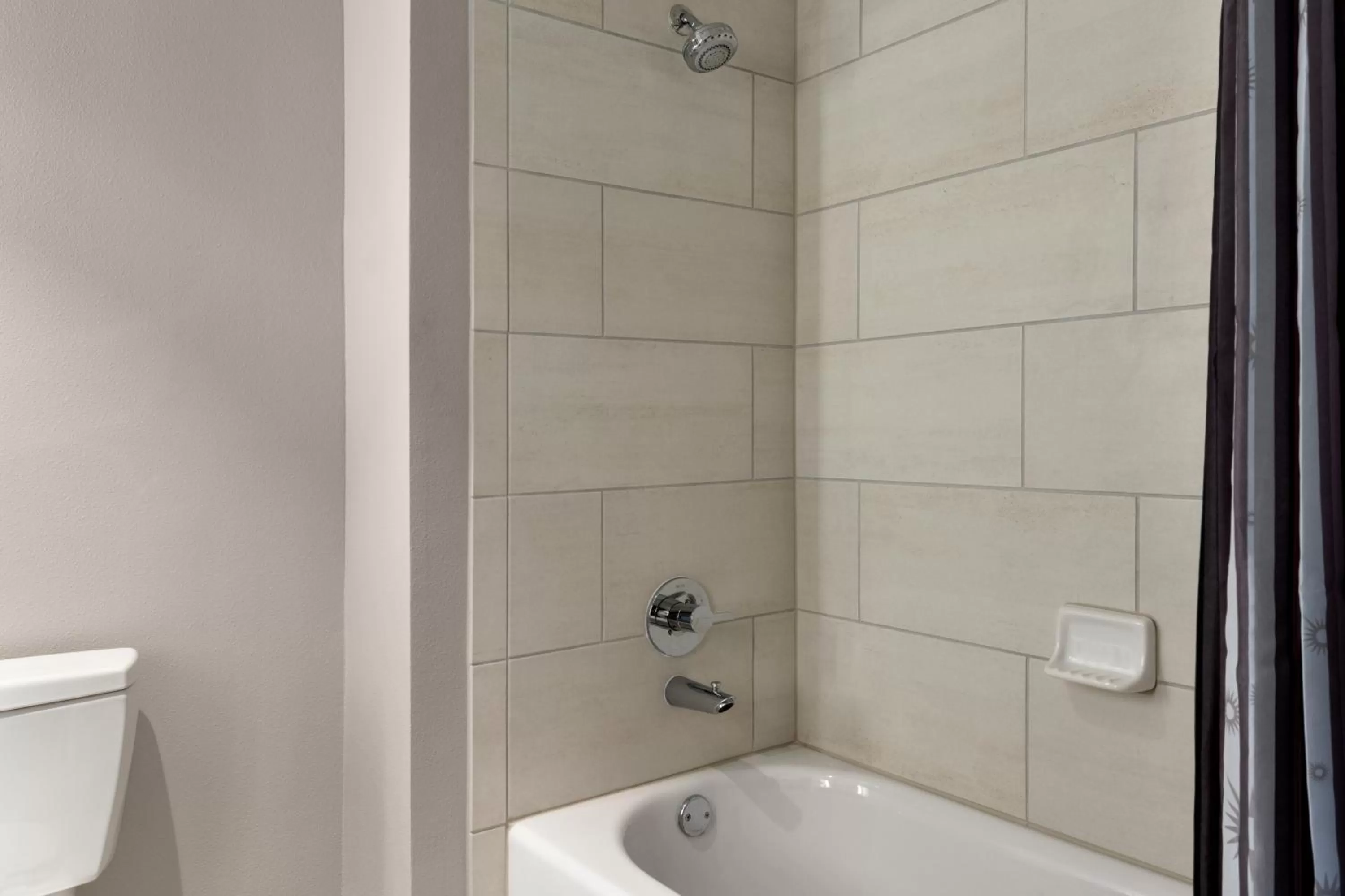 Bathroom in La Quinta Inn & Suites by Wyndham Orlando I-Drive Theme Parks