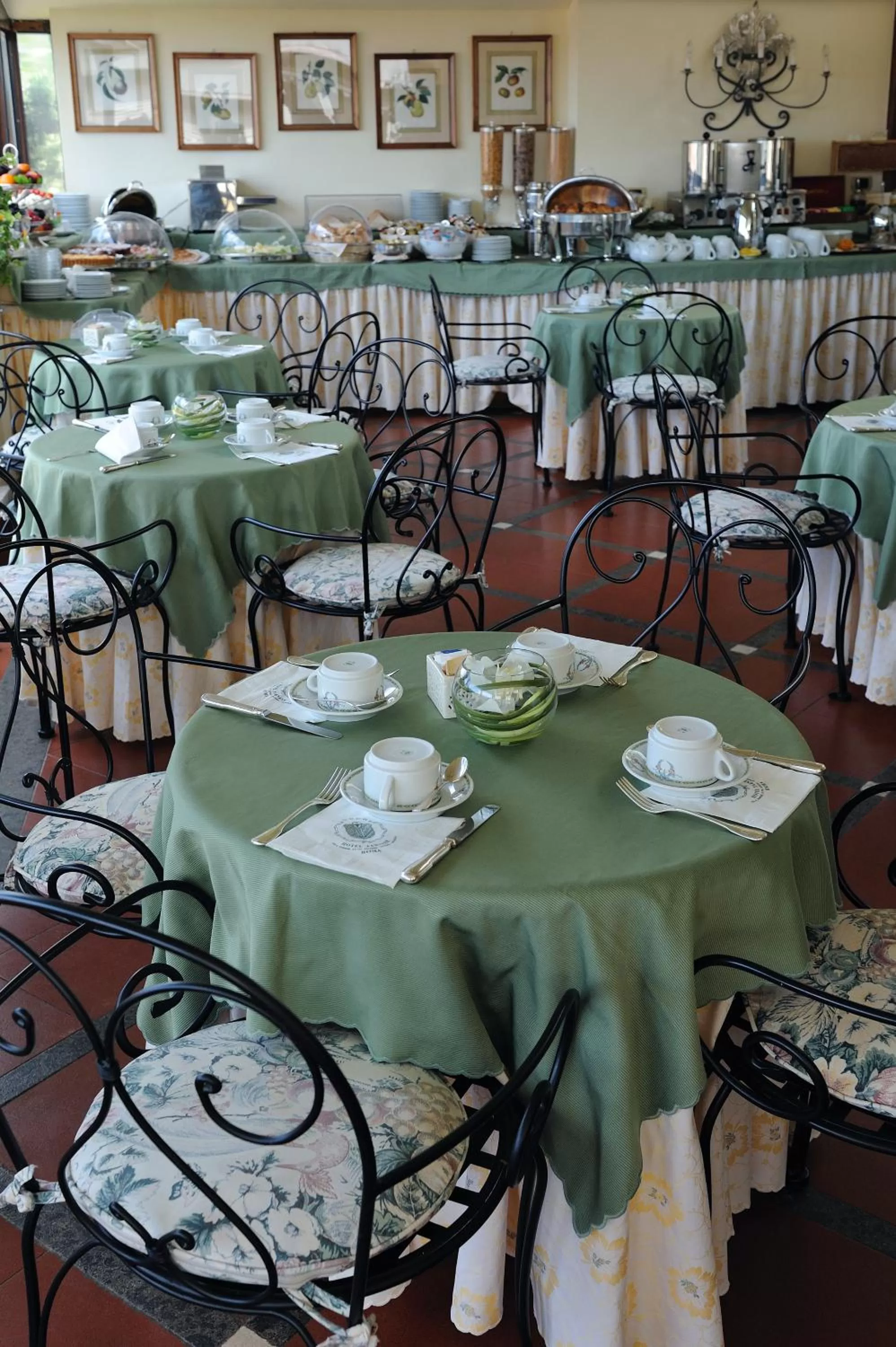 Restaurant/places to eat in Hotel Farnese