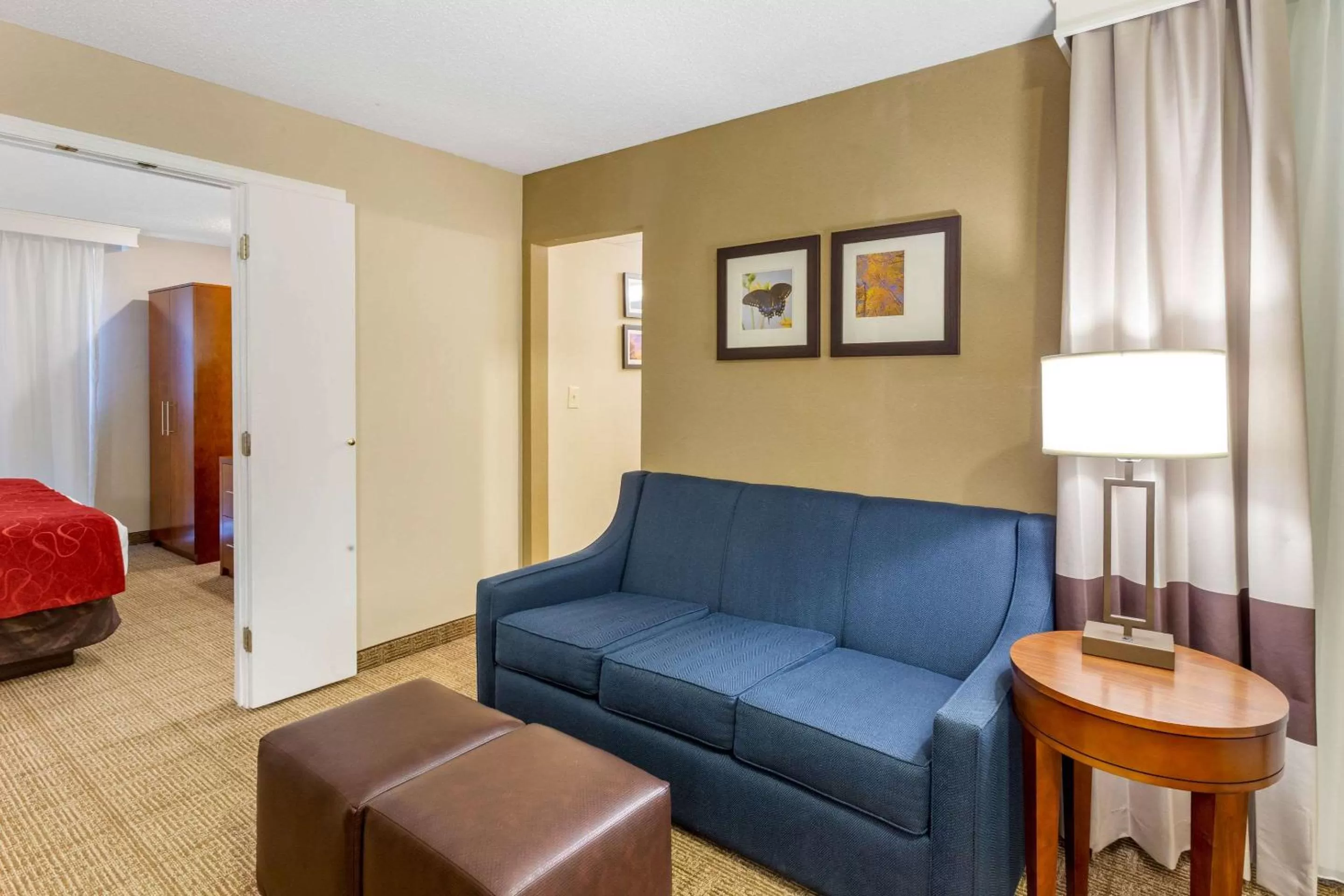Bedroom, Bed in Comfort Suites Oakbrook Terrace near Oakbrook Center
