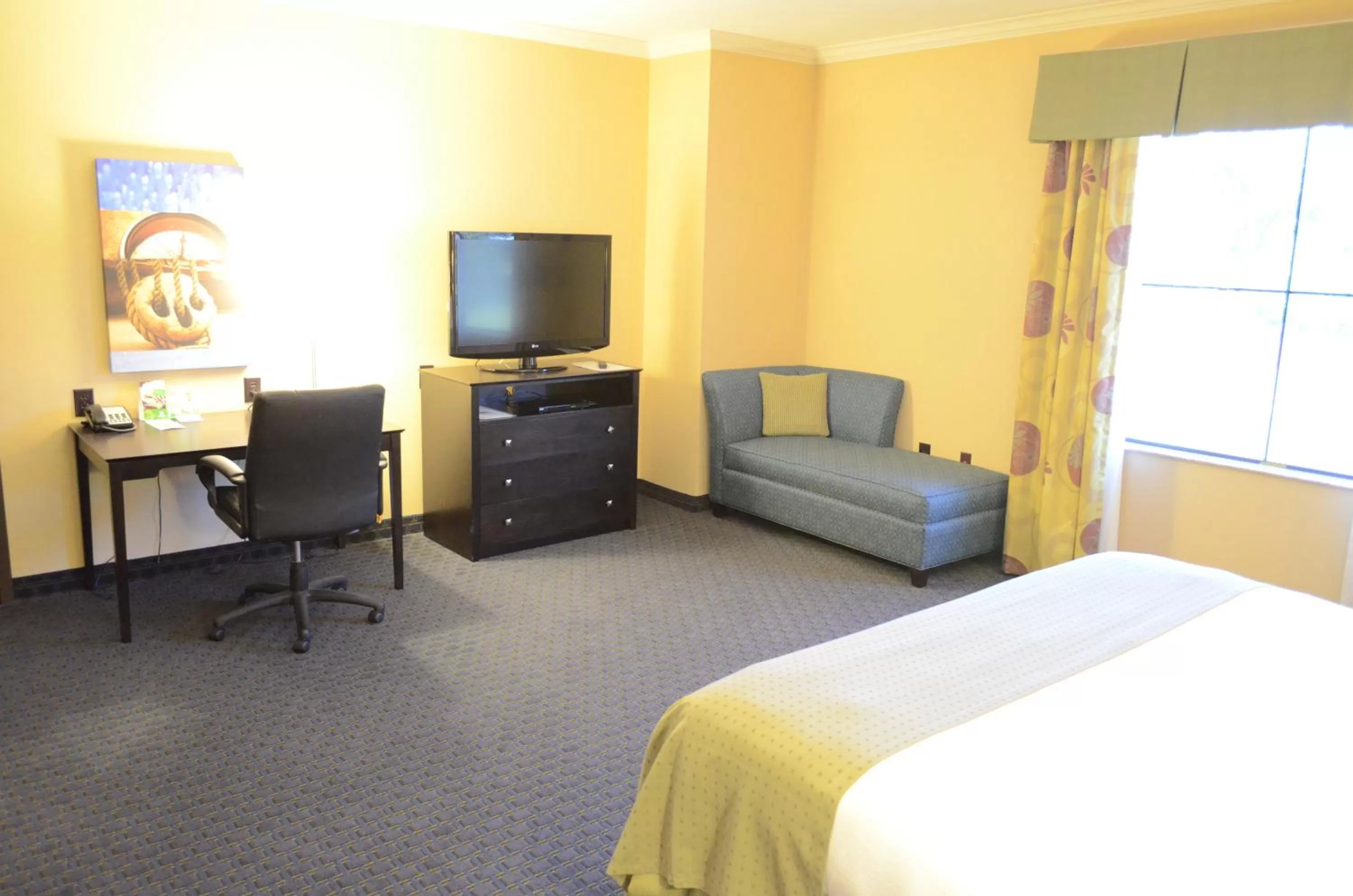 Bed in Holiday Inn Houston East-Channelview by IHG